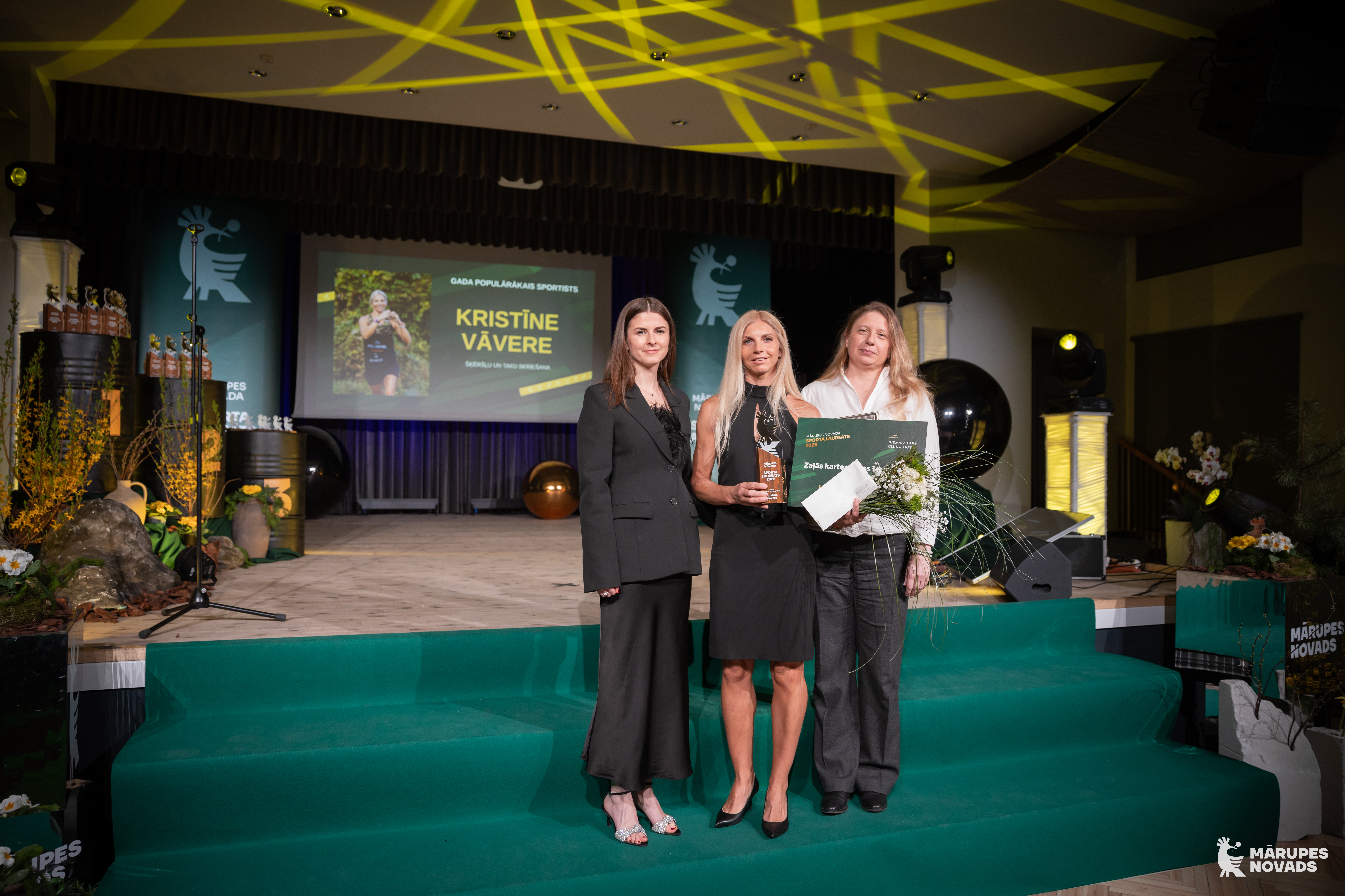 Cilvēki uz skatuves