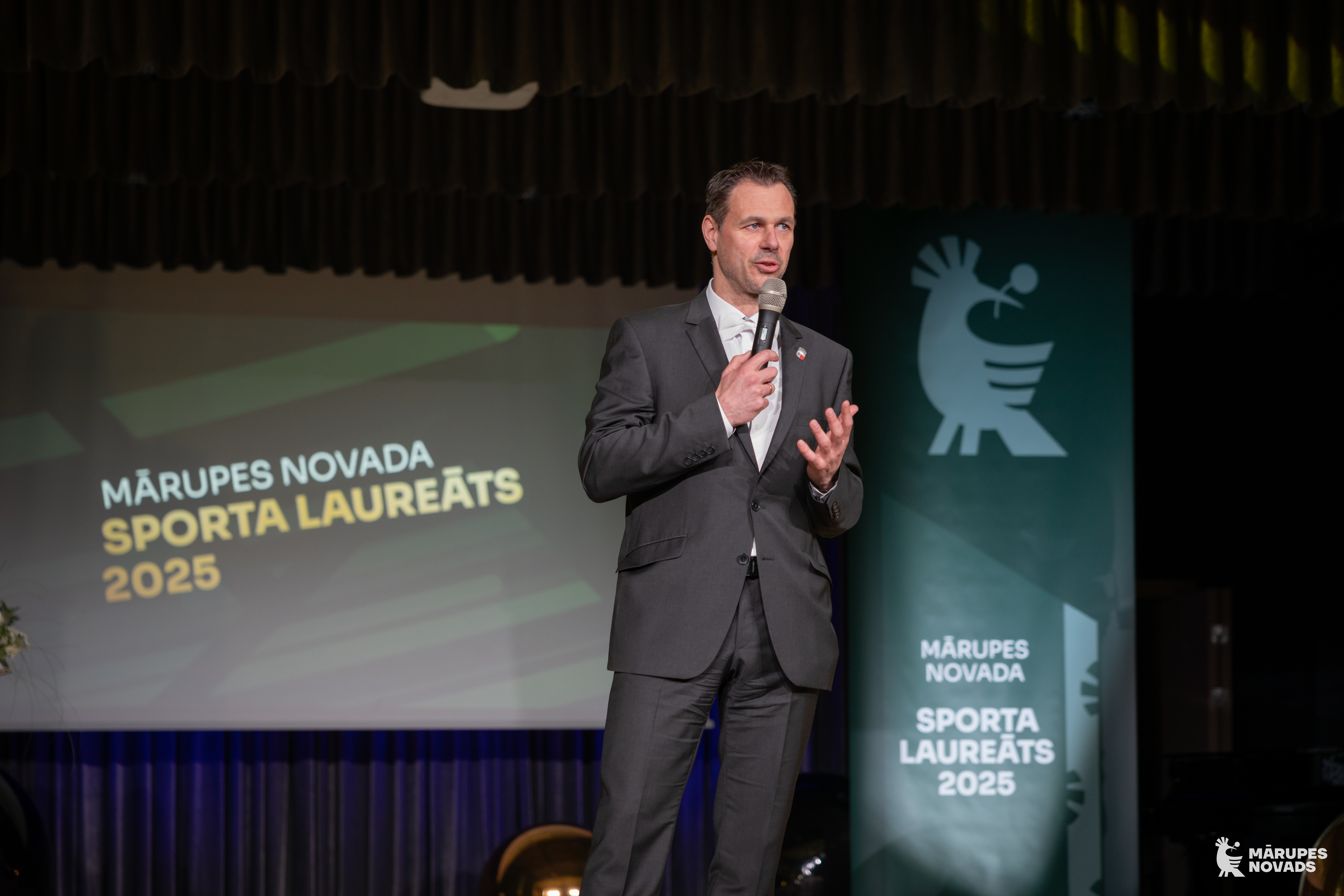 Cilvēki uz skatuves