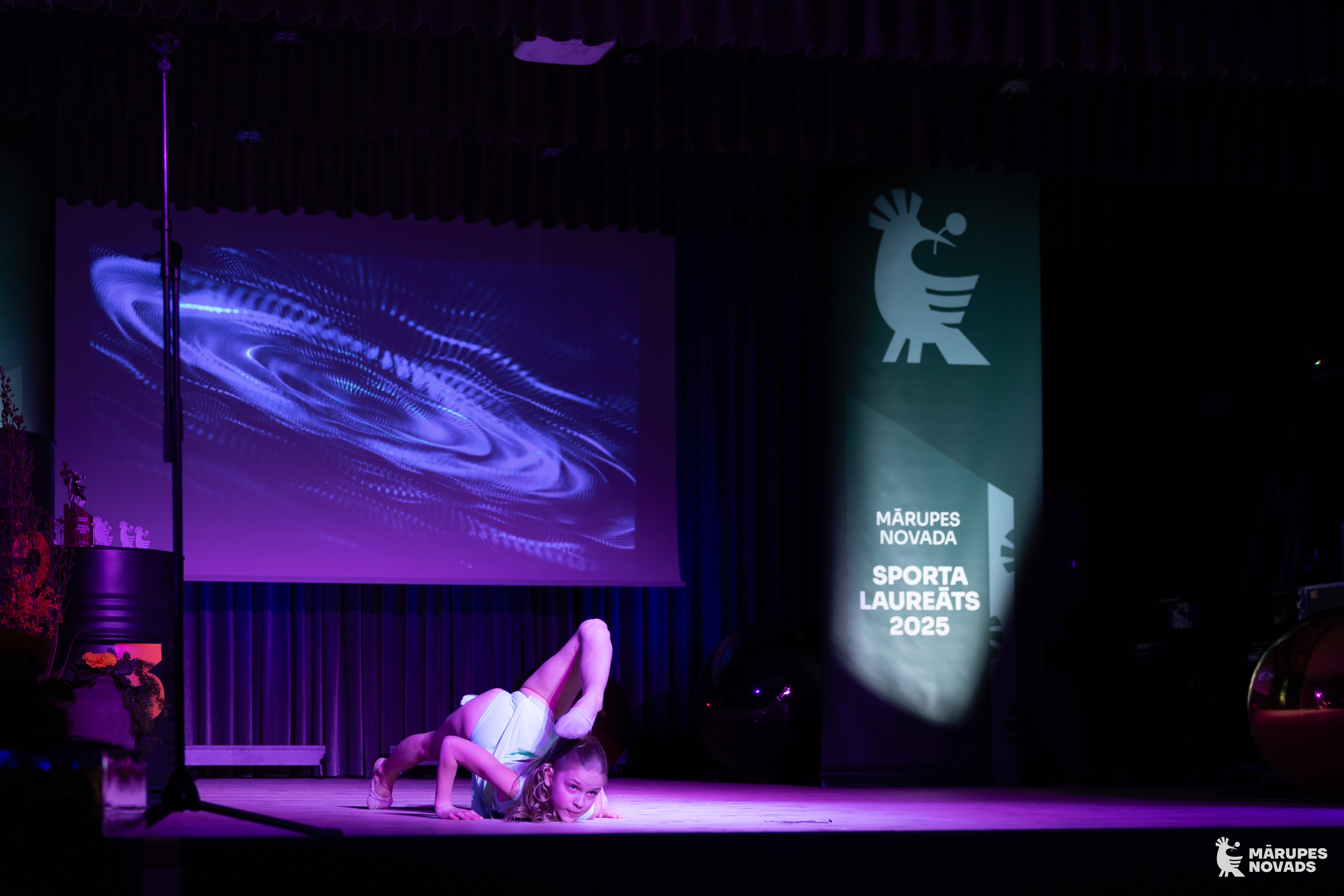 Dejotāja uz skatuves