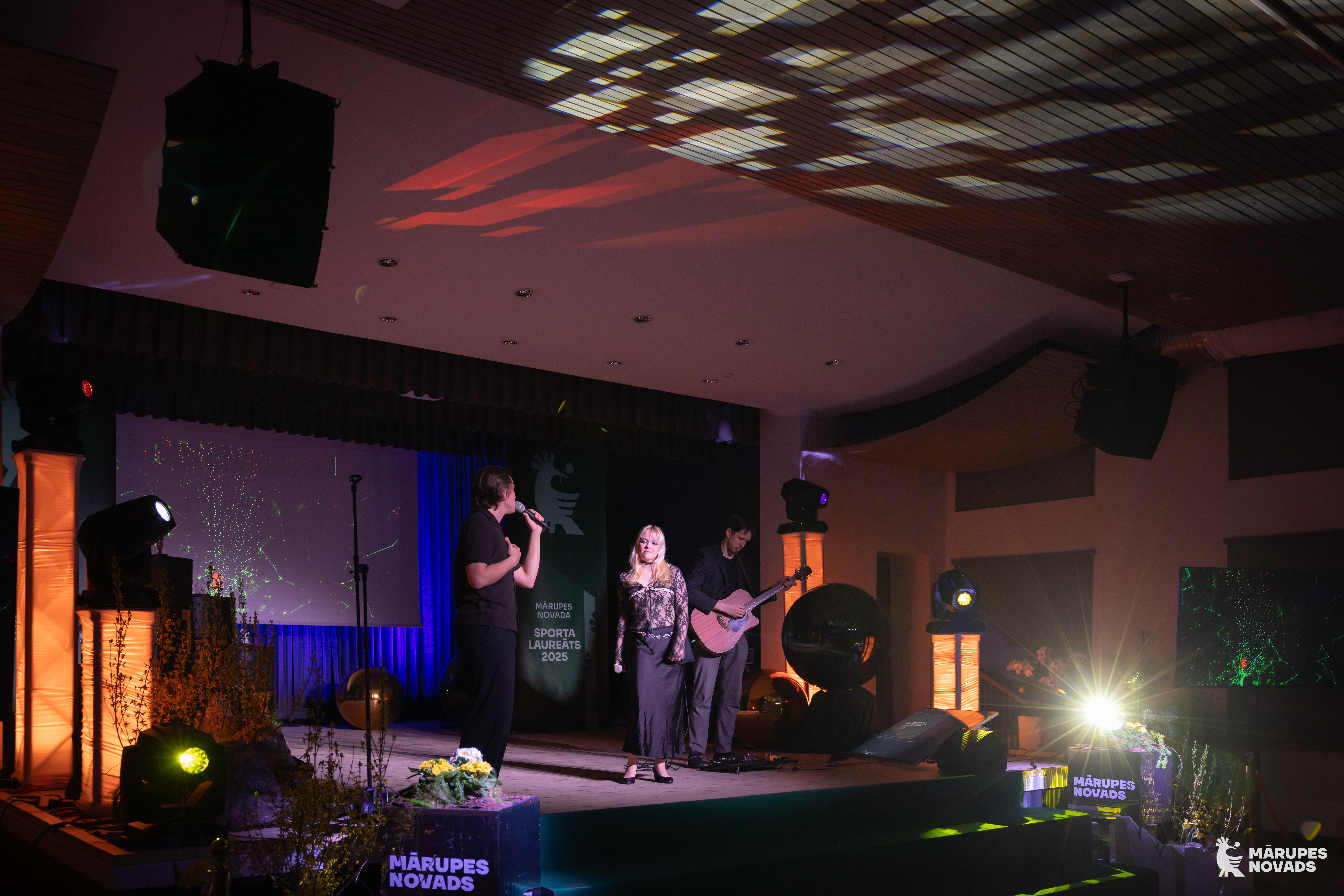 Cilvēki uz skatuves