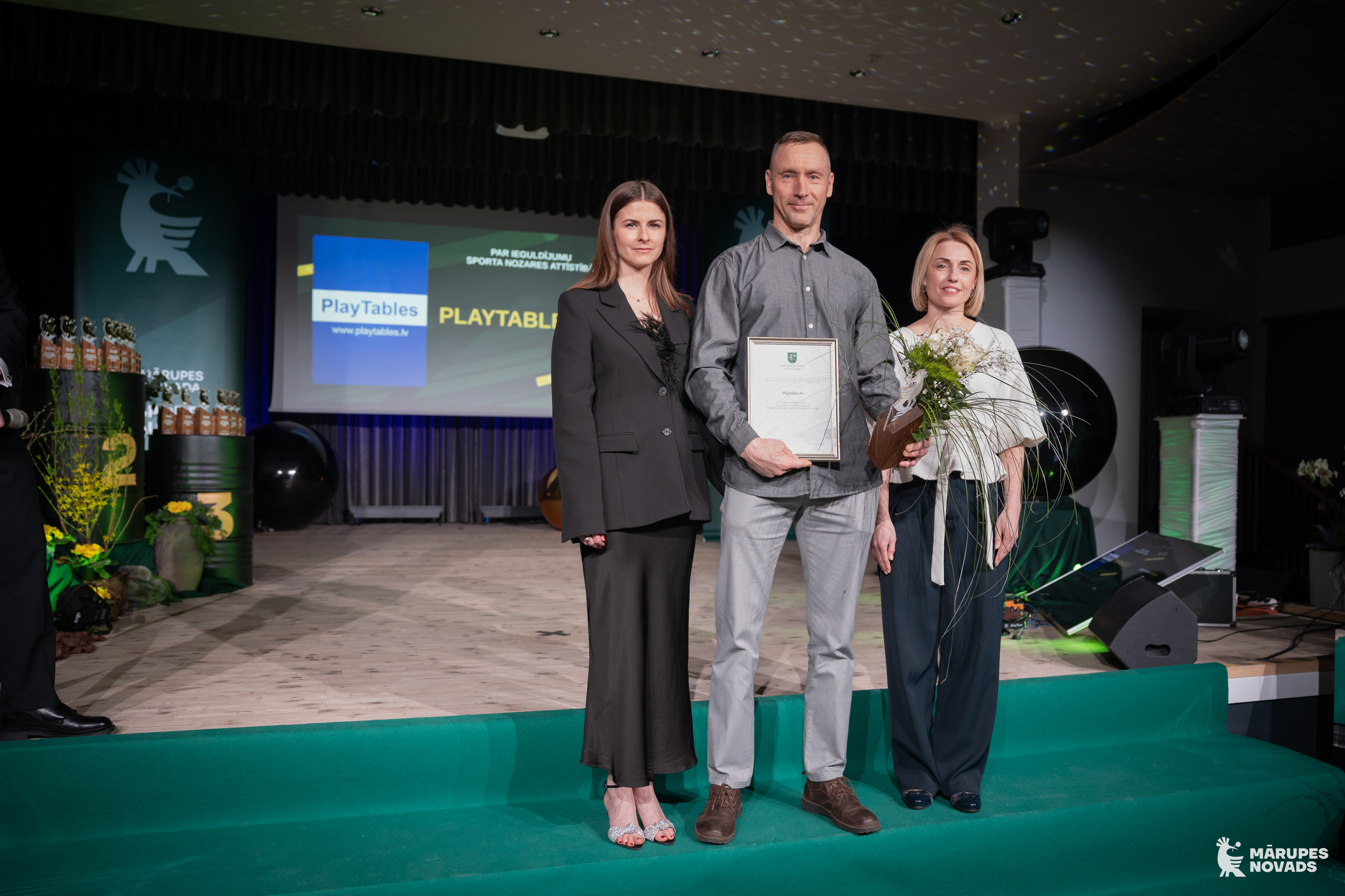 Cilvēki uz skatuves