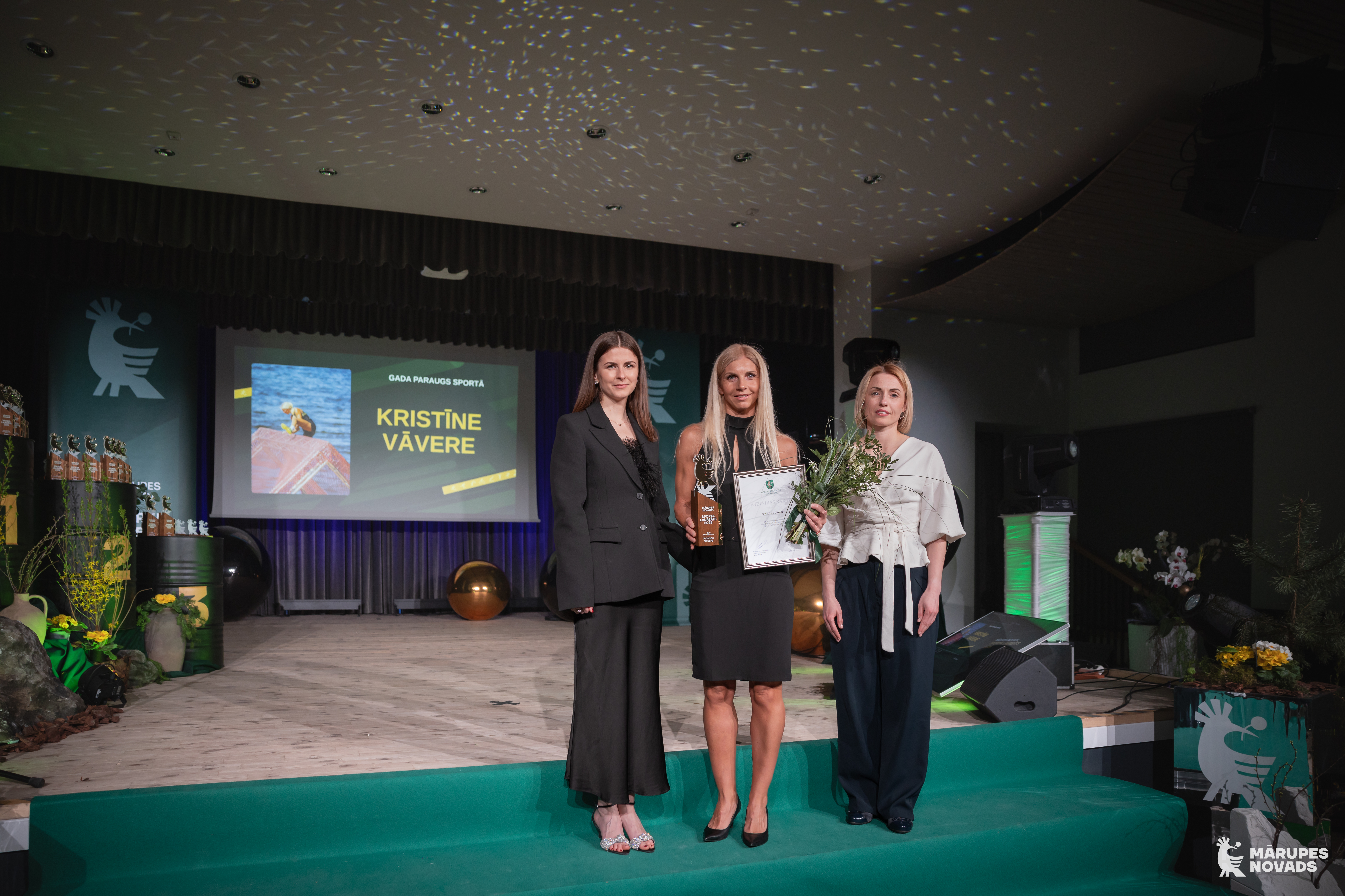 Cilvēki uz skatuves