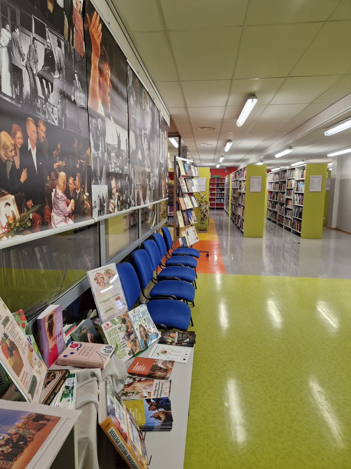 Daudz cilvēki sēž