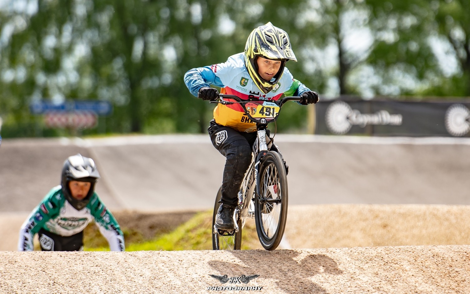 Puisis uz bmx rite'ba brauc pa trasi