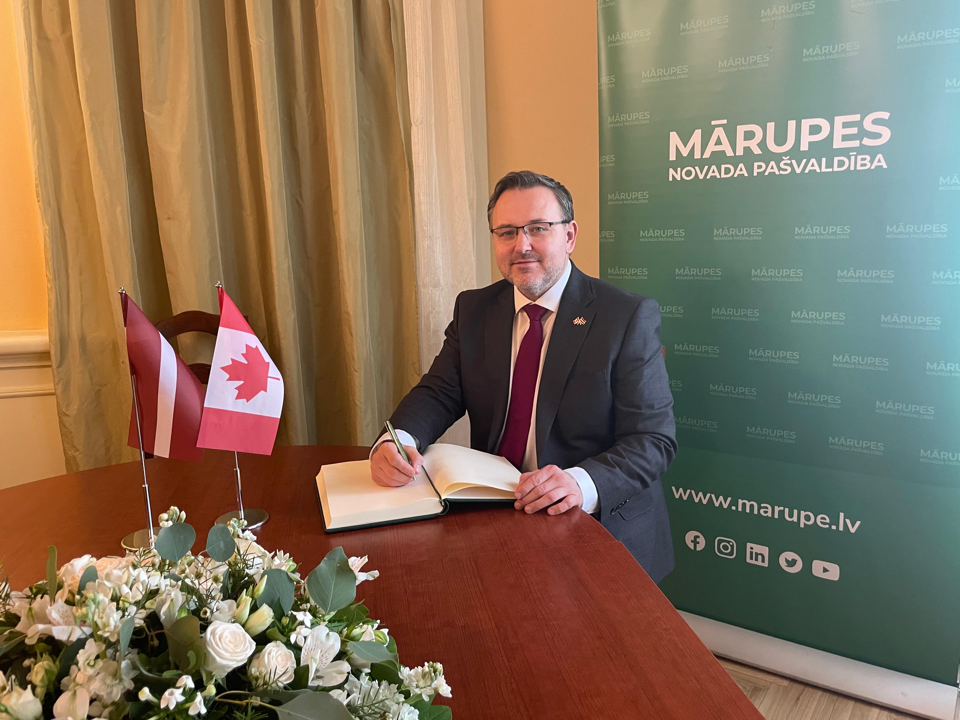 Kanādas vēstnieks Latvijā pie viesu grāmatas
