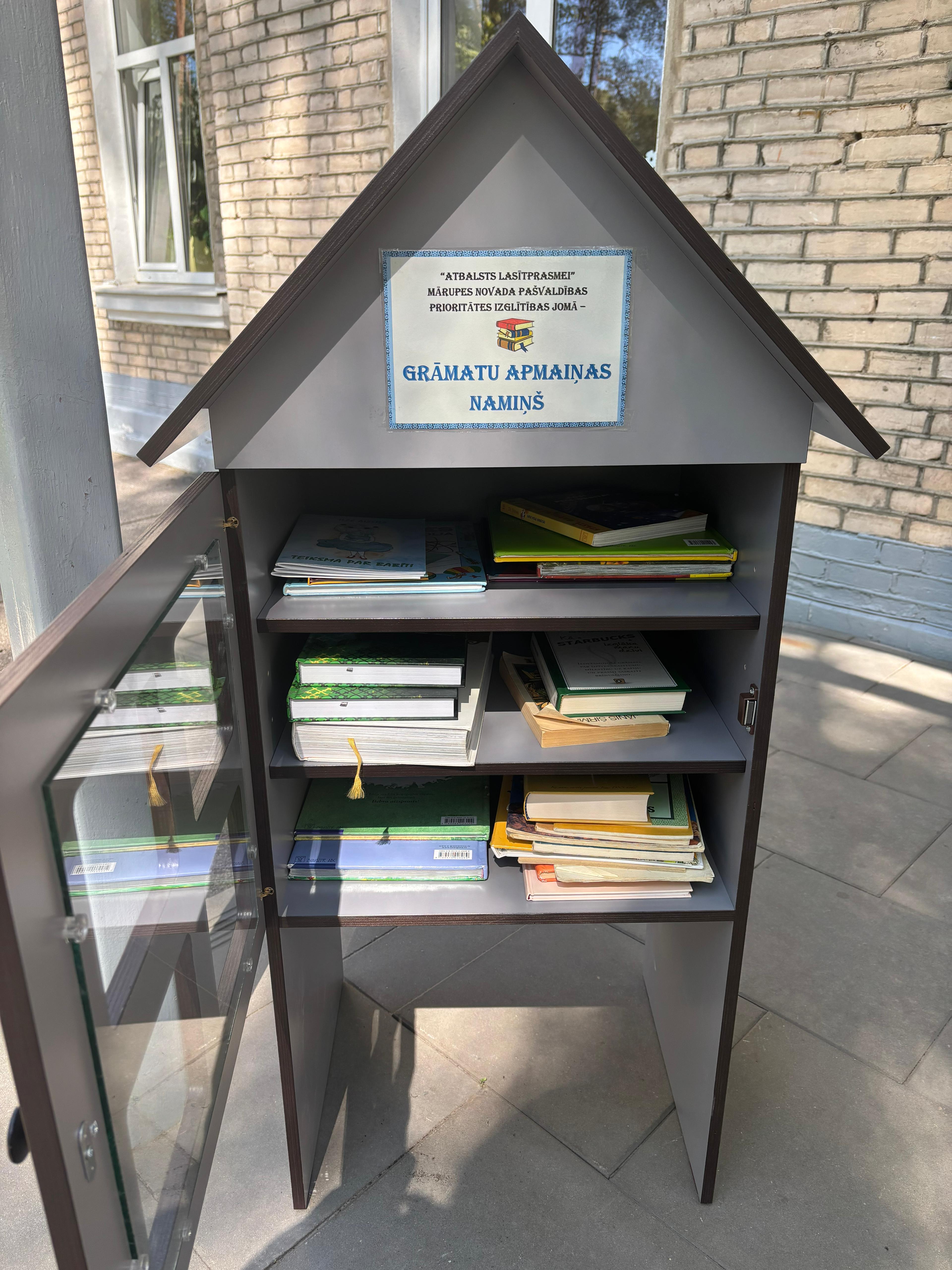 Grāmatu plaukts ar grāmatām