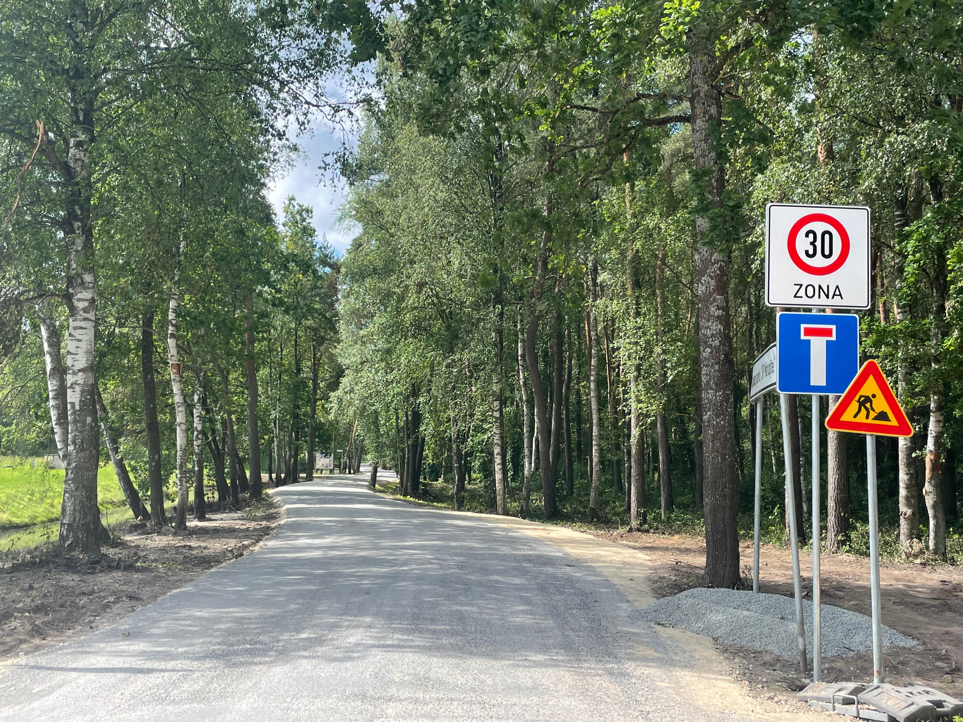 autoceļš meža vidū