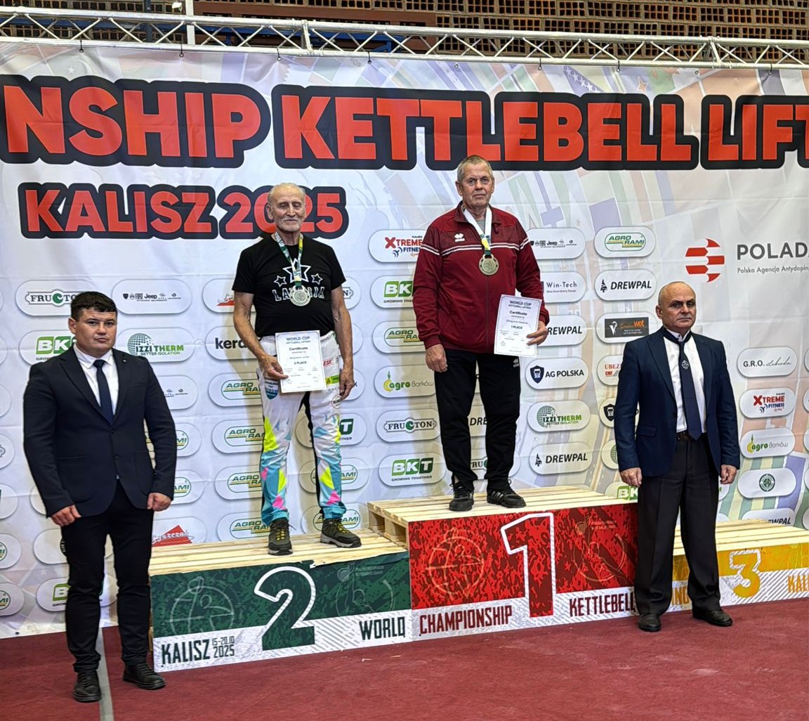 Trīs vīrieši uz pjedestāla