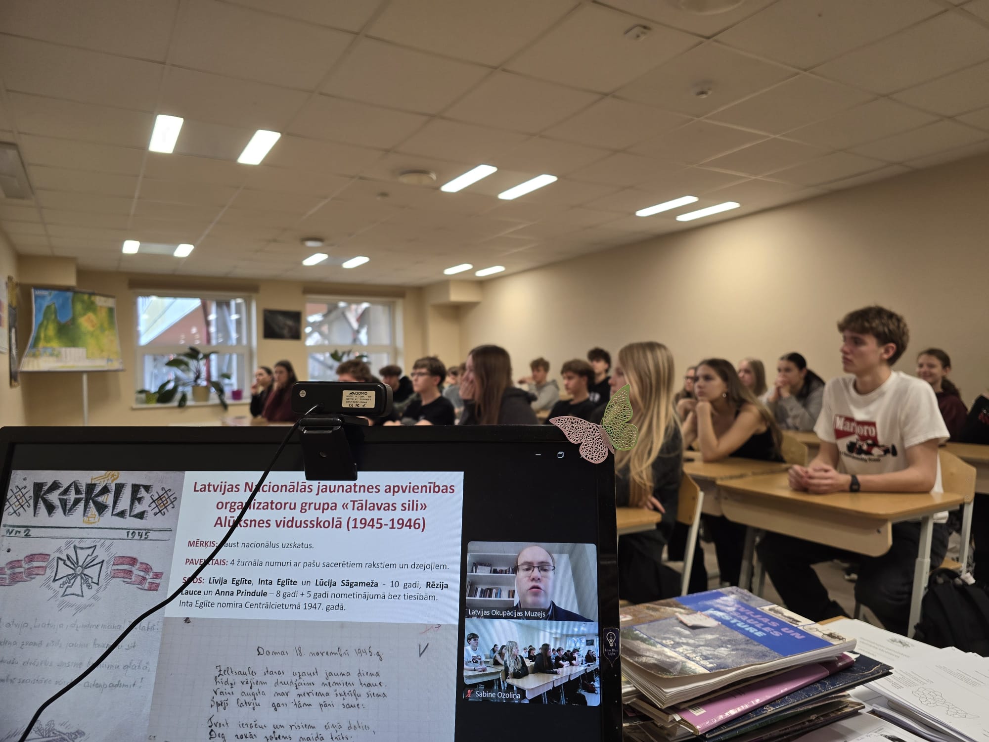 Datora ekrāns un fonā bērni