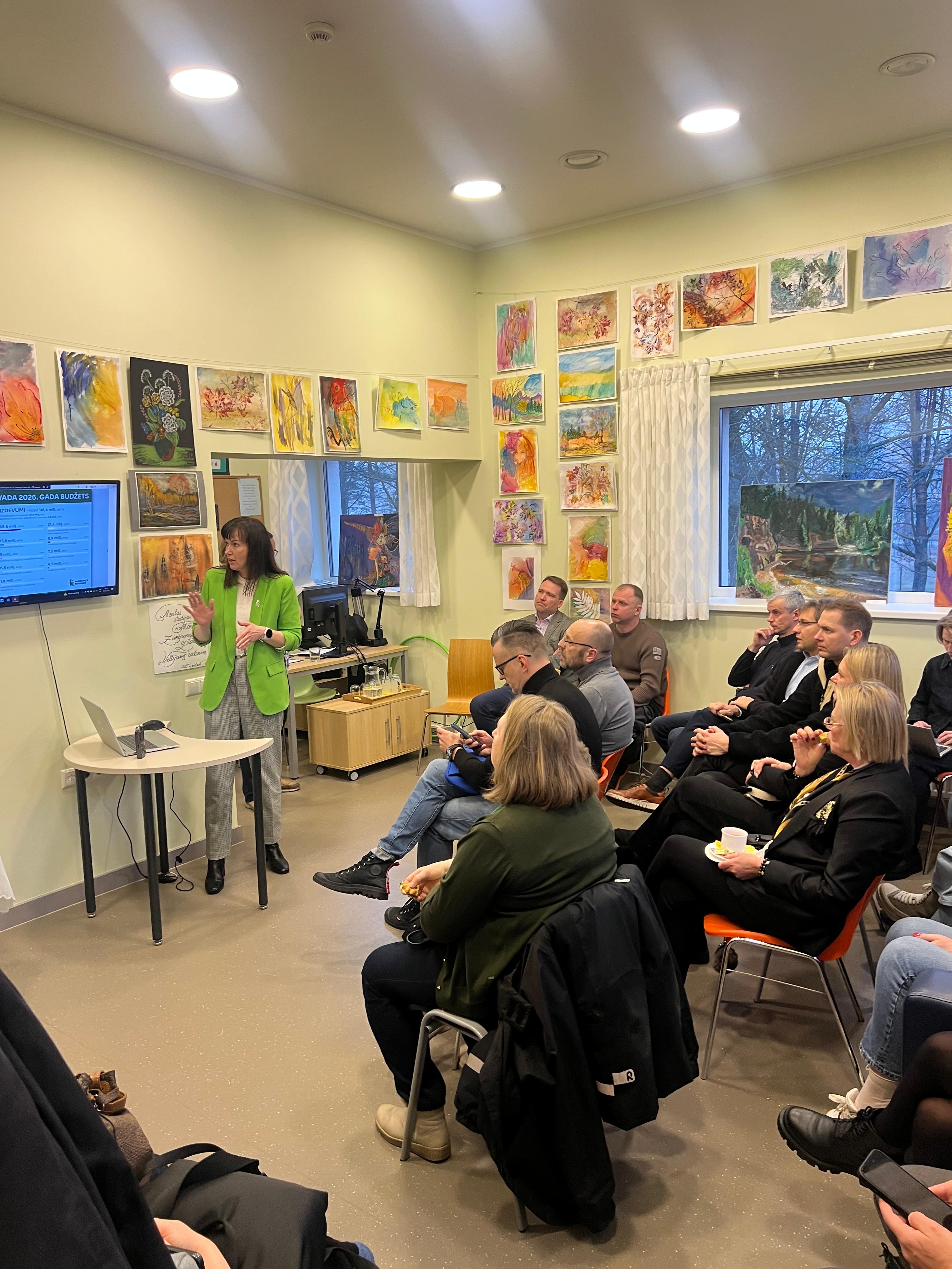 auditorijas priekšā lektore