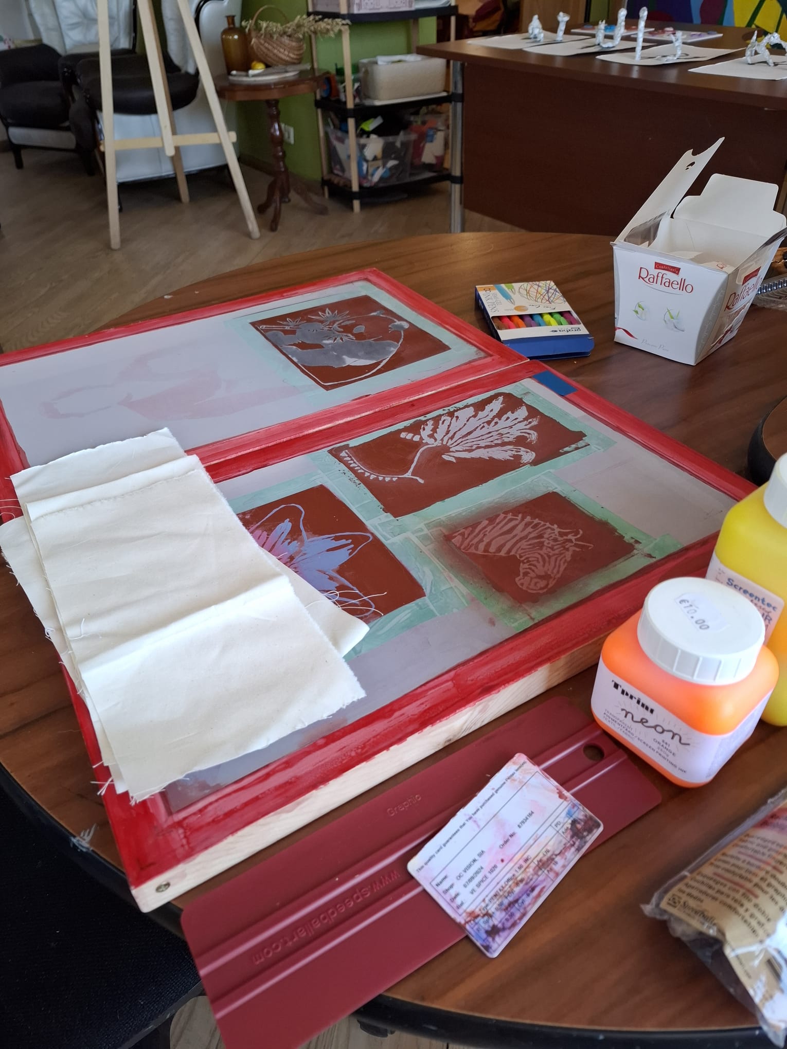 galds ar sietspiedes piederumiem