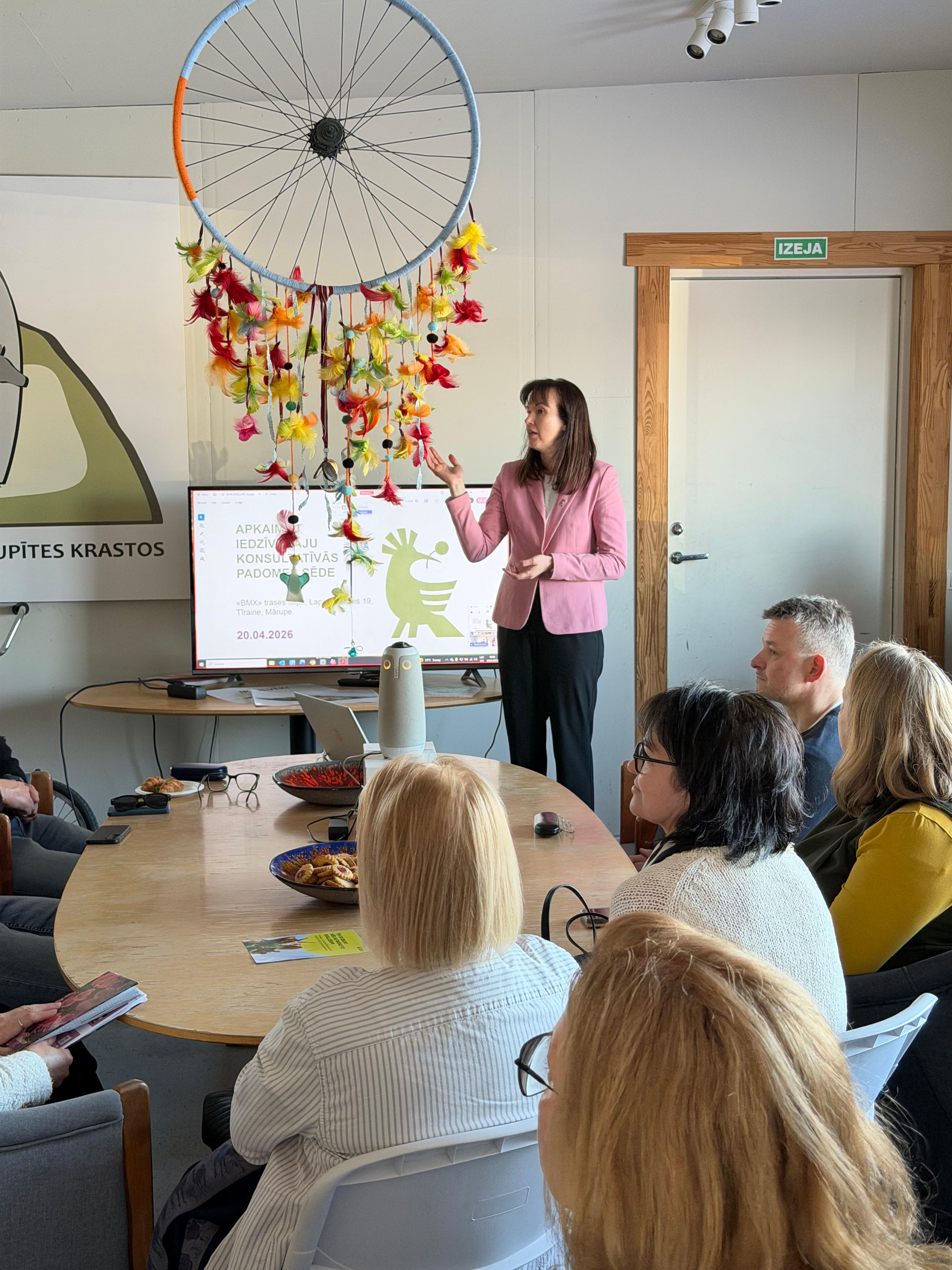 padomes sēde, priekšā lektore