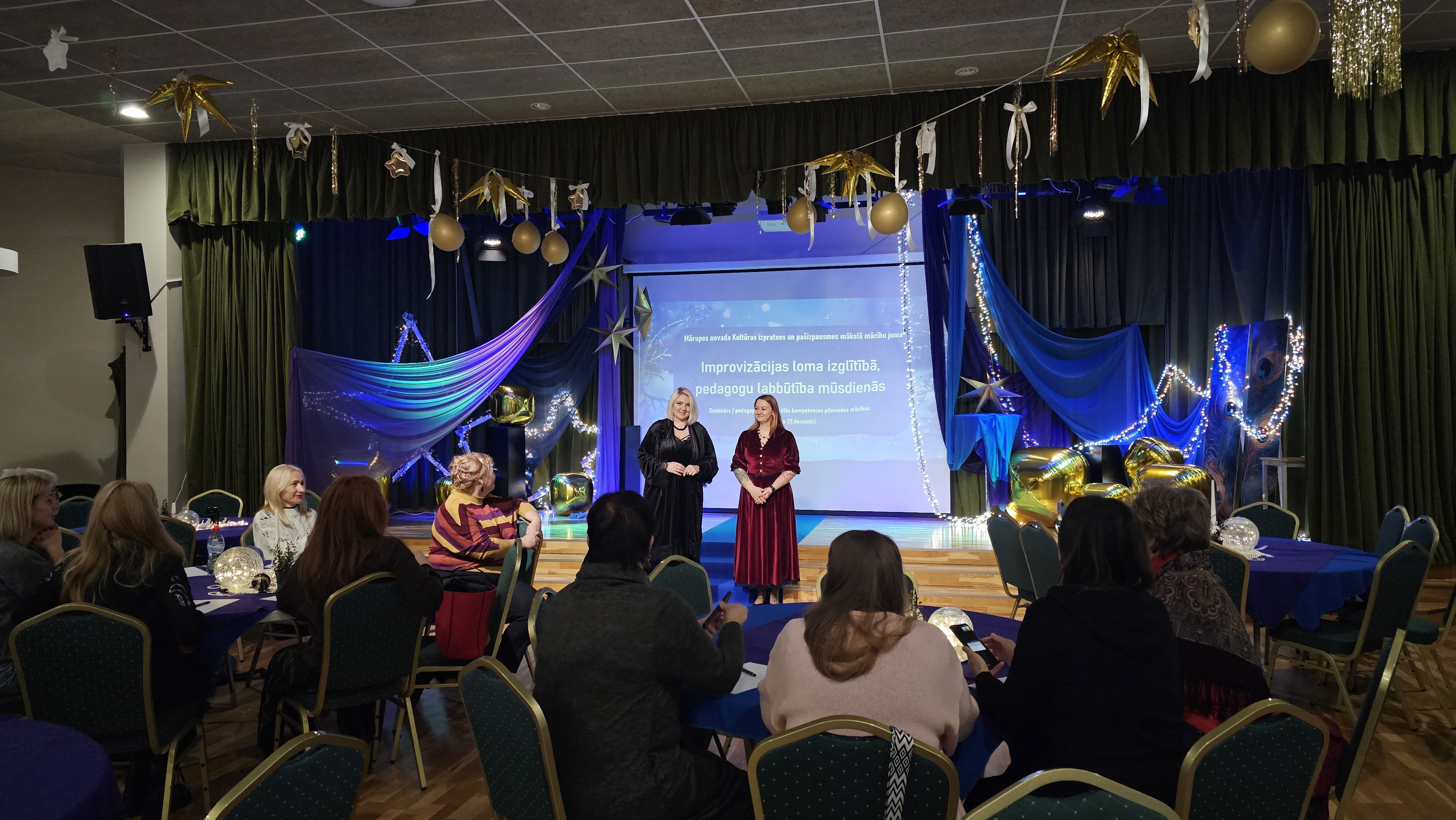 Cilvēki uz skatuves