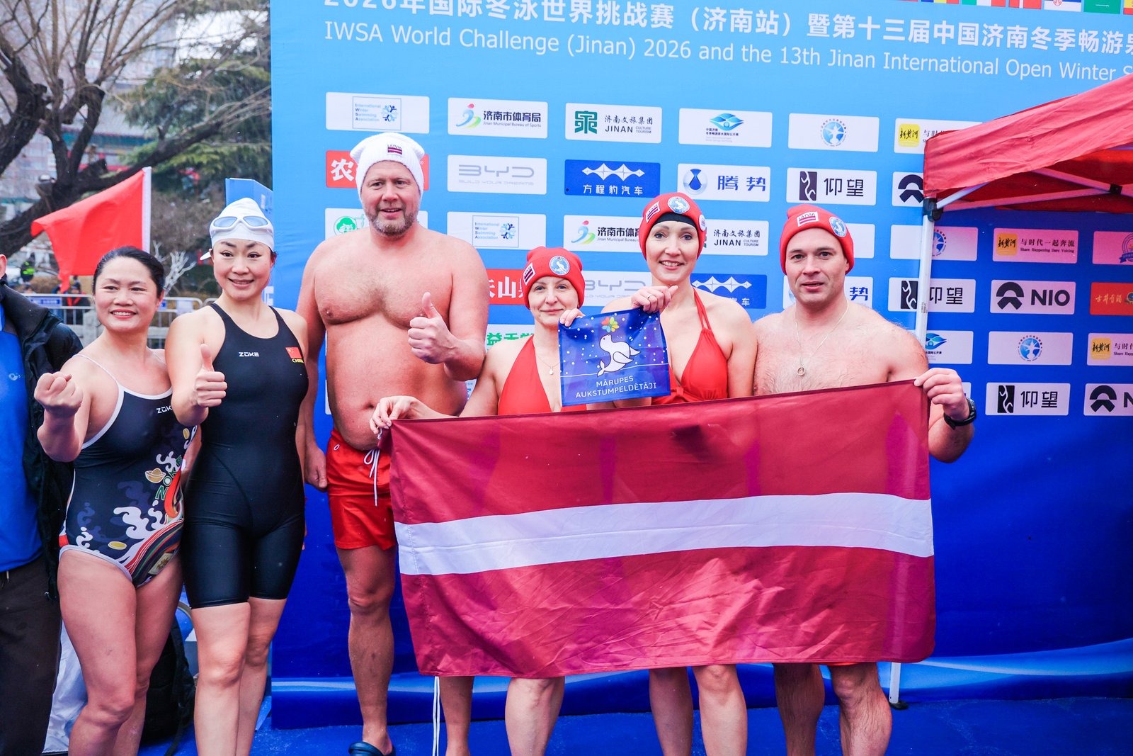 Daudz cilvēki uz zila fona