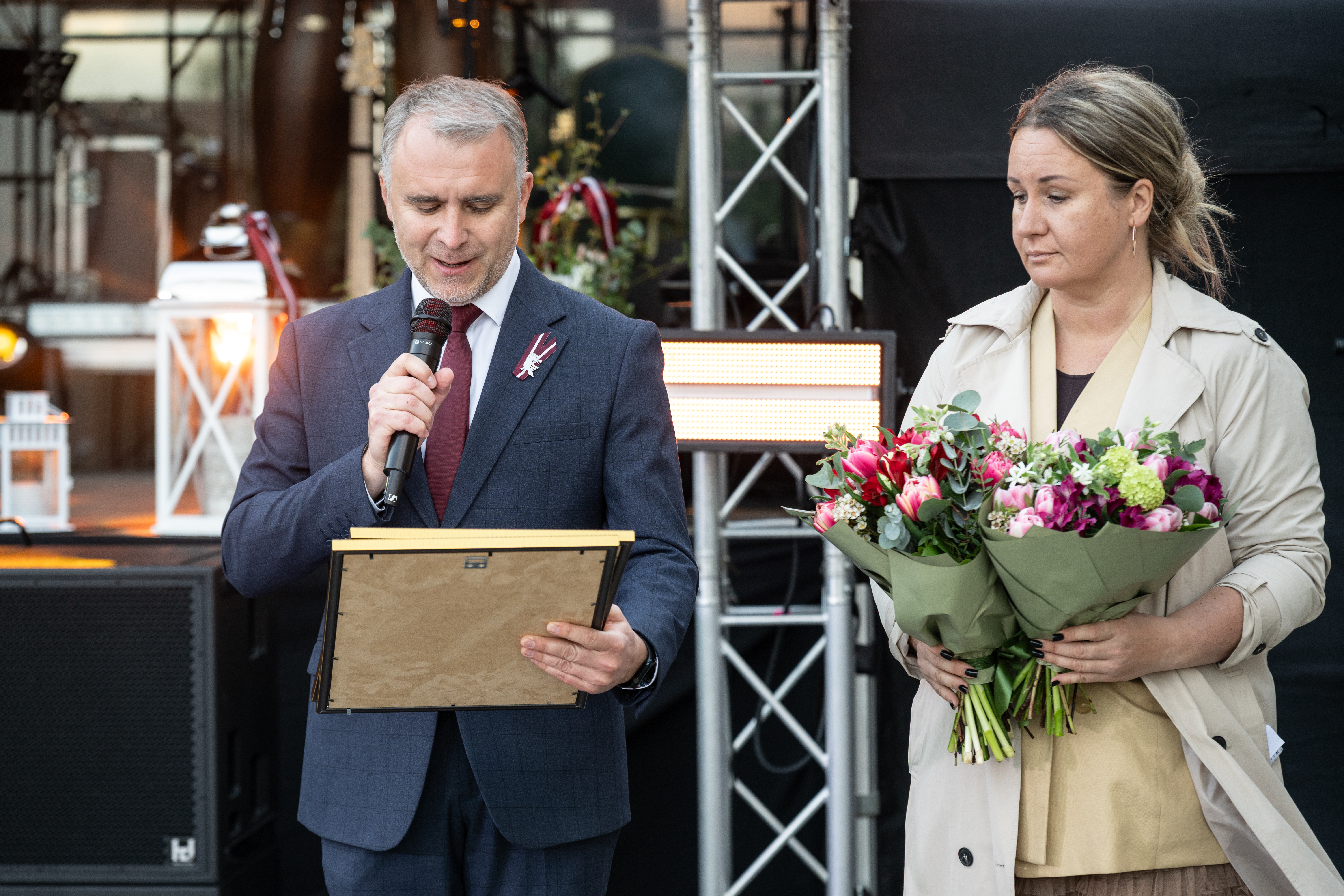 Aivars Osītis un Liene Šmite, pasniedz Goda rakstu