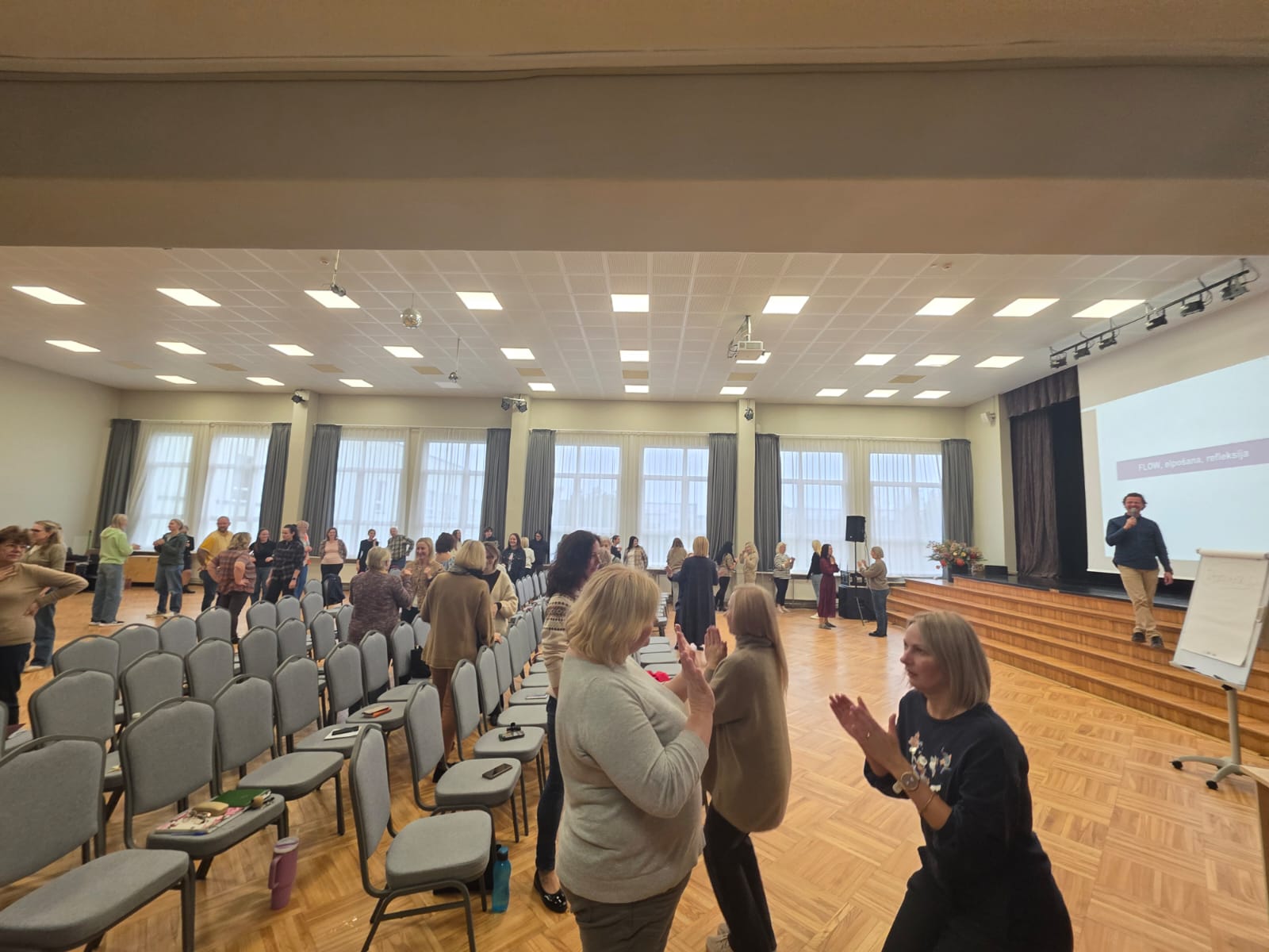 Daudz cilvēki aktu zālē