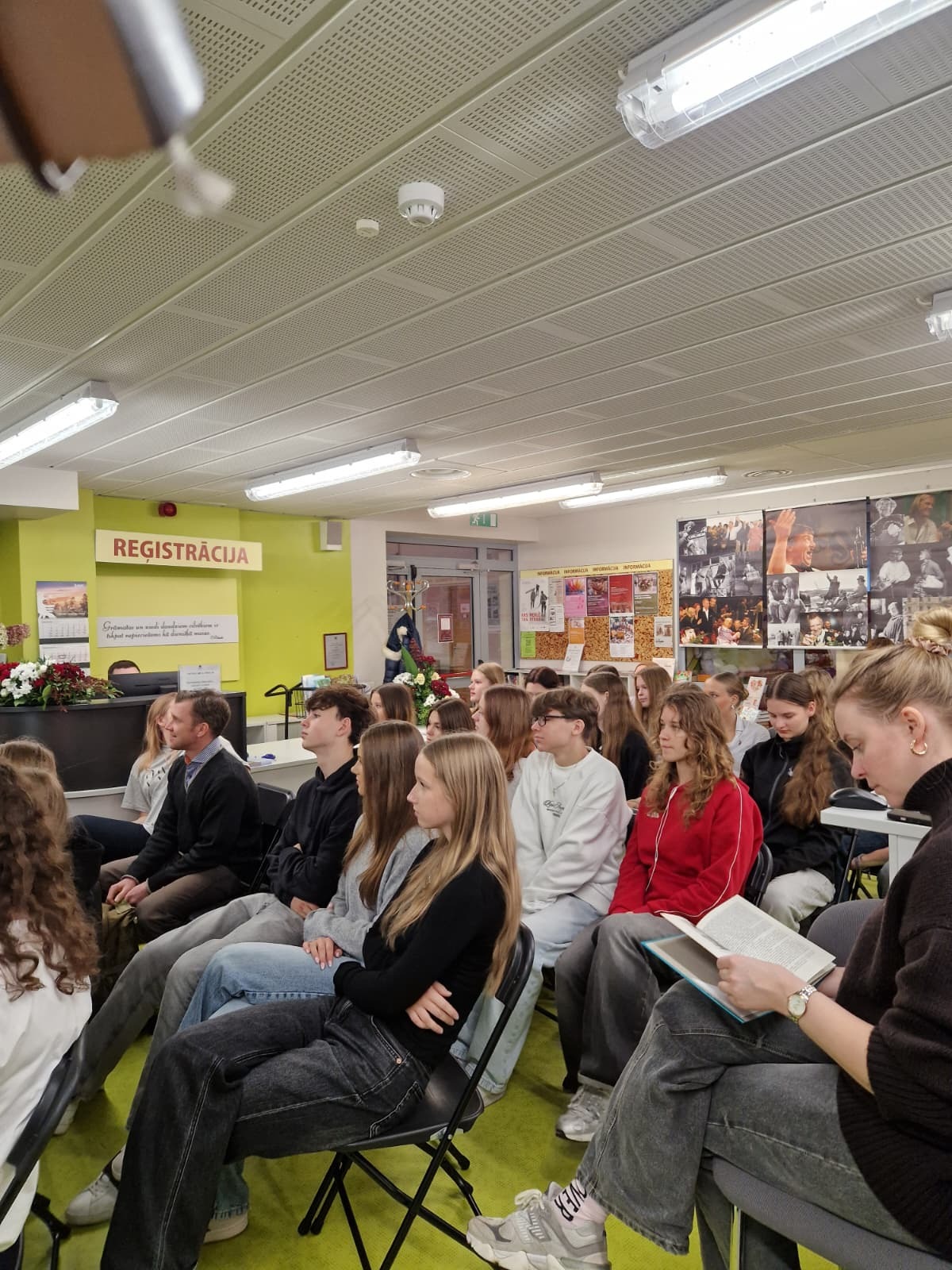 Daudz cilvēki sēž