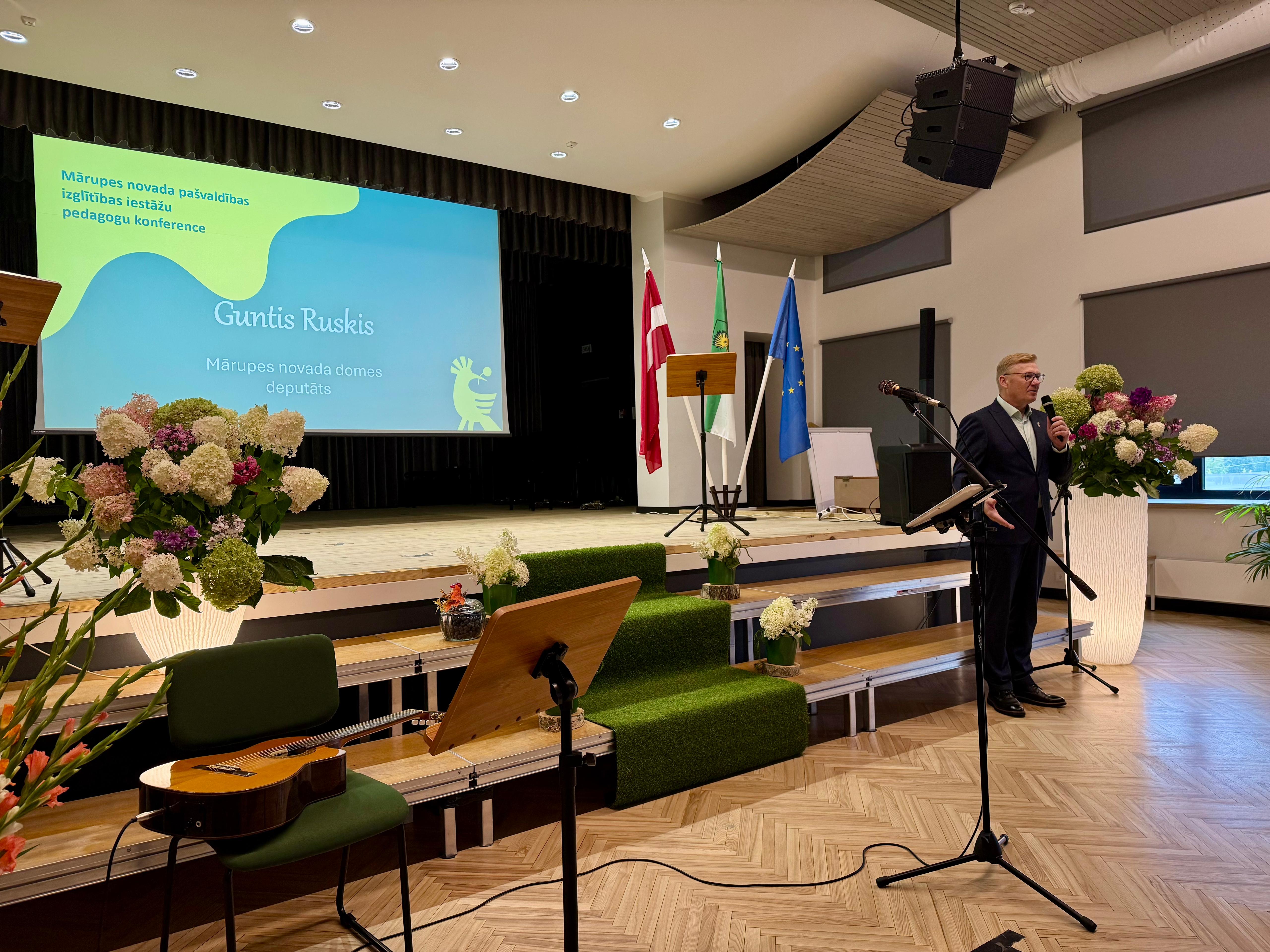 Vīrietis uz skatuves