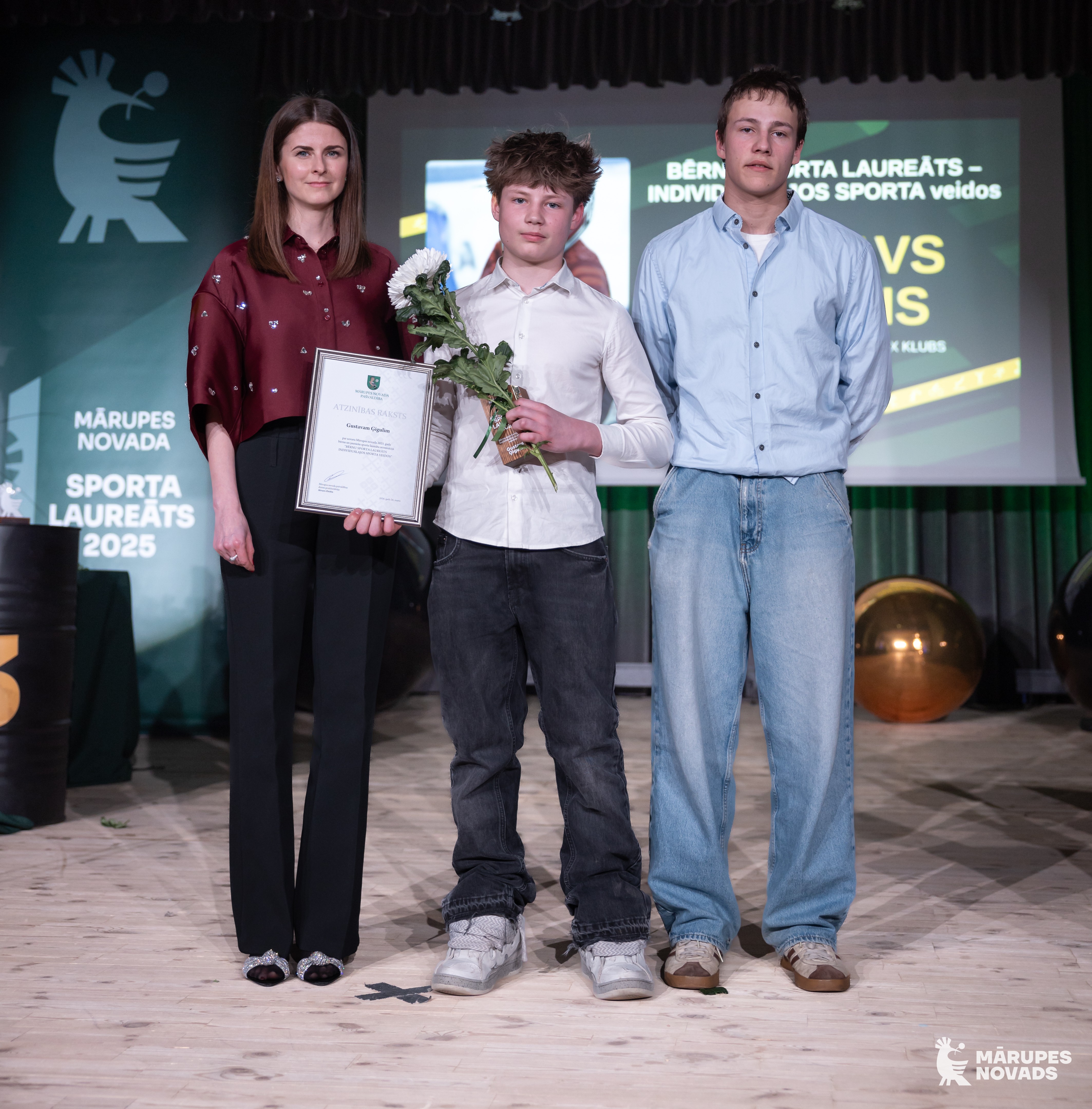 Cilvēki uz skatuves