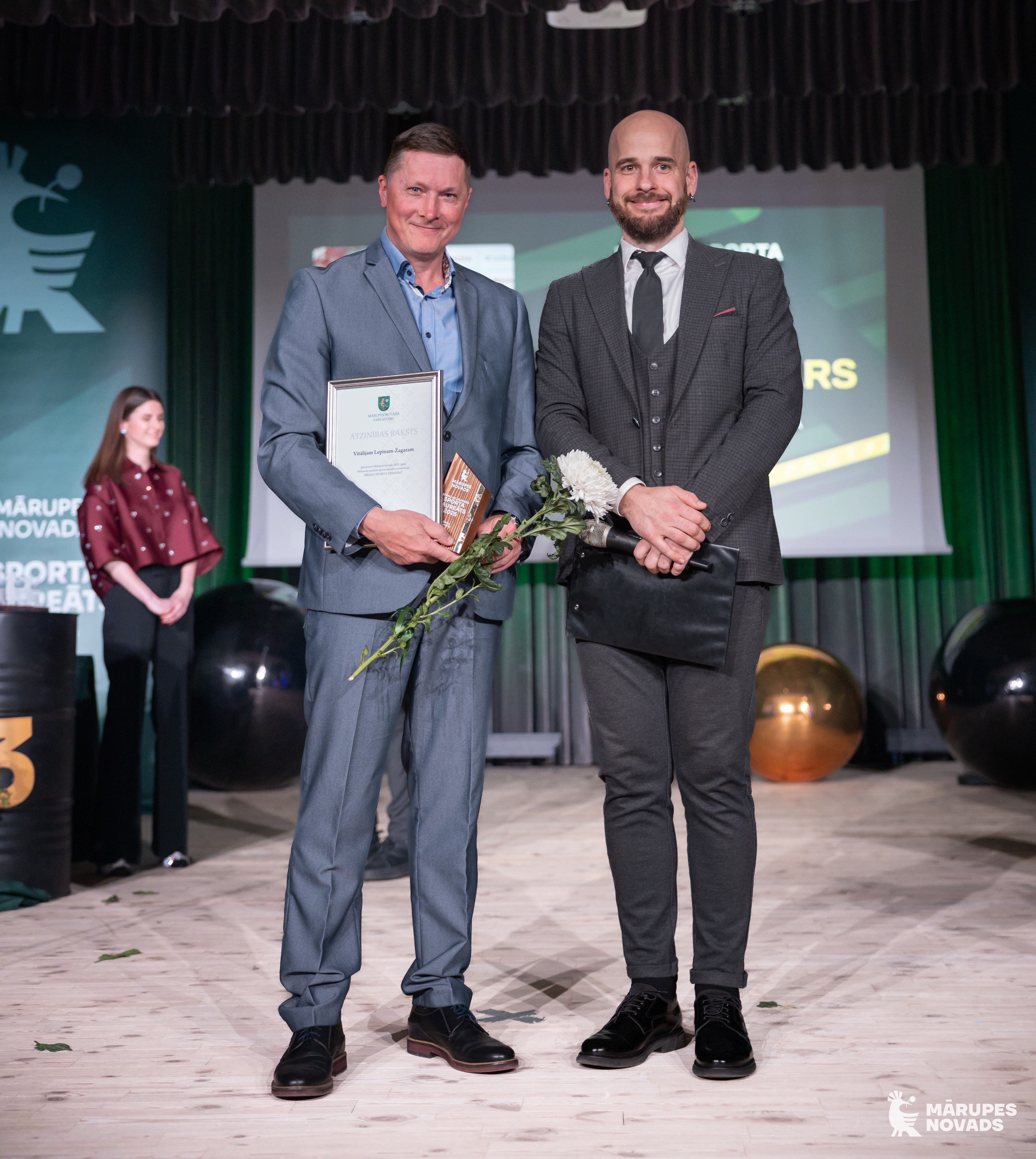 Cilvēki uz skatuves