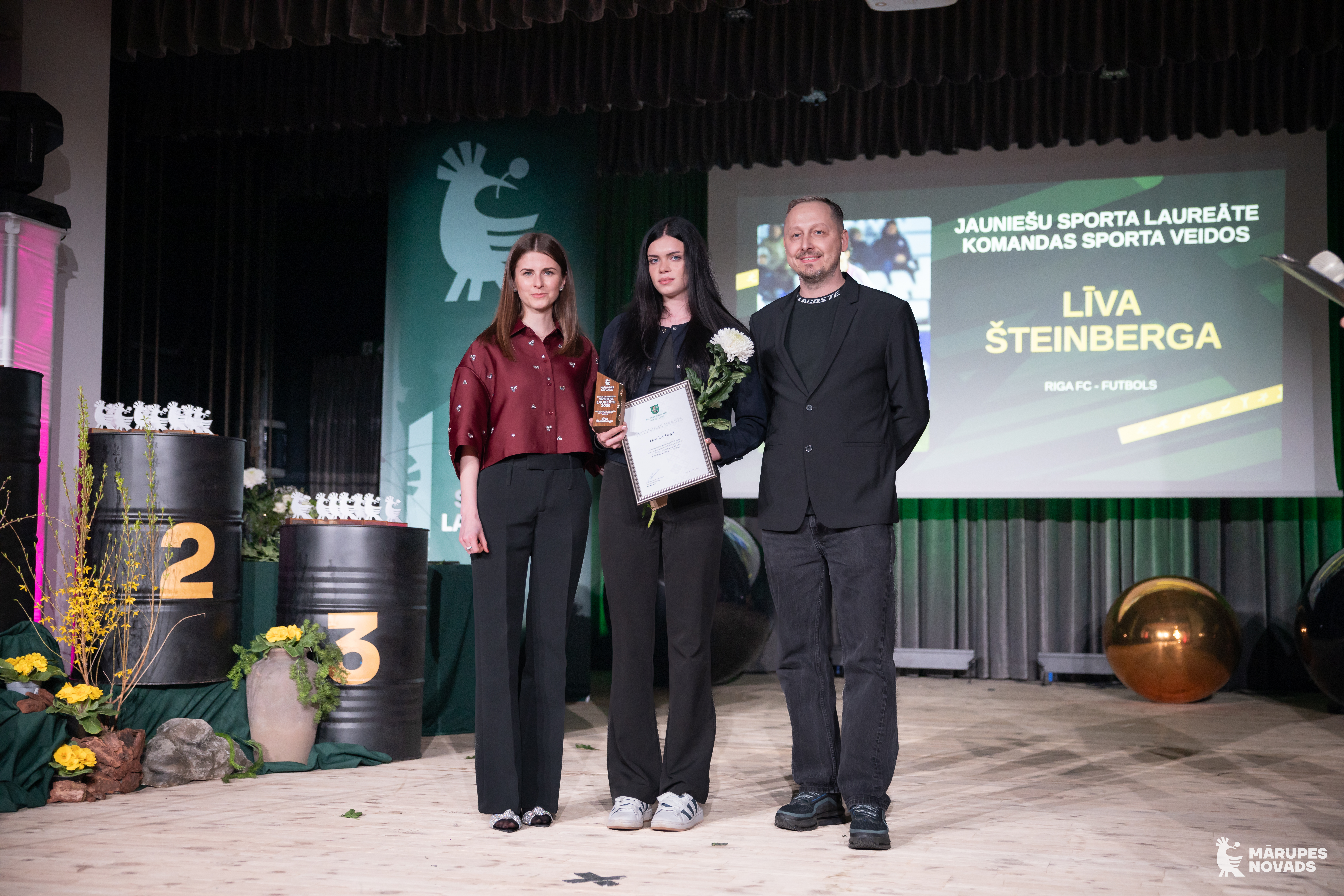 Cilvēki uz skatuves