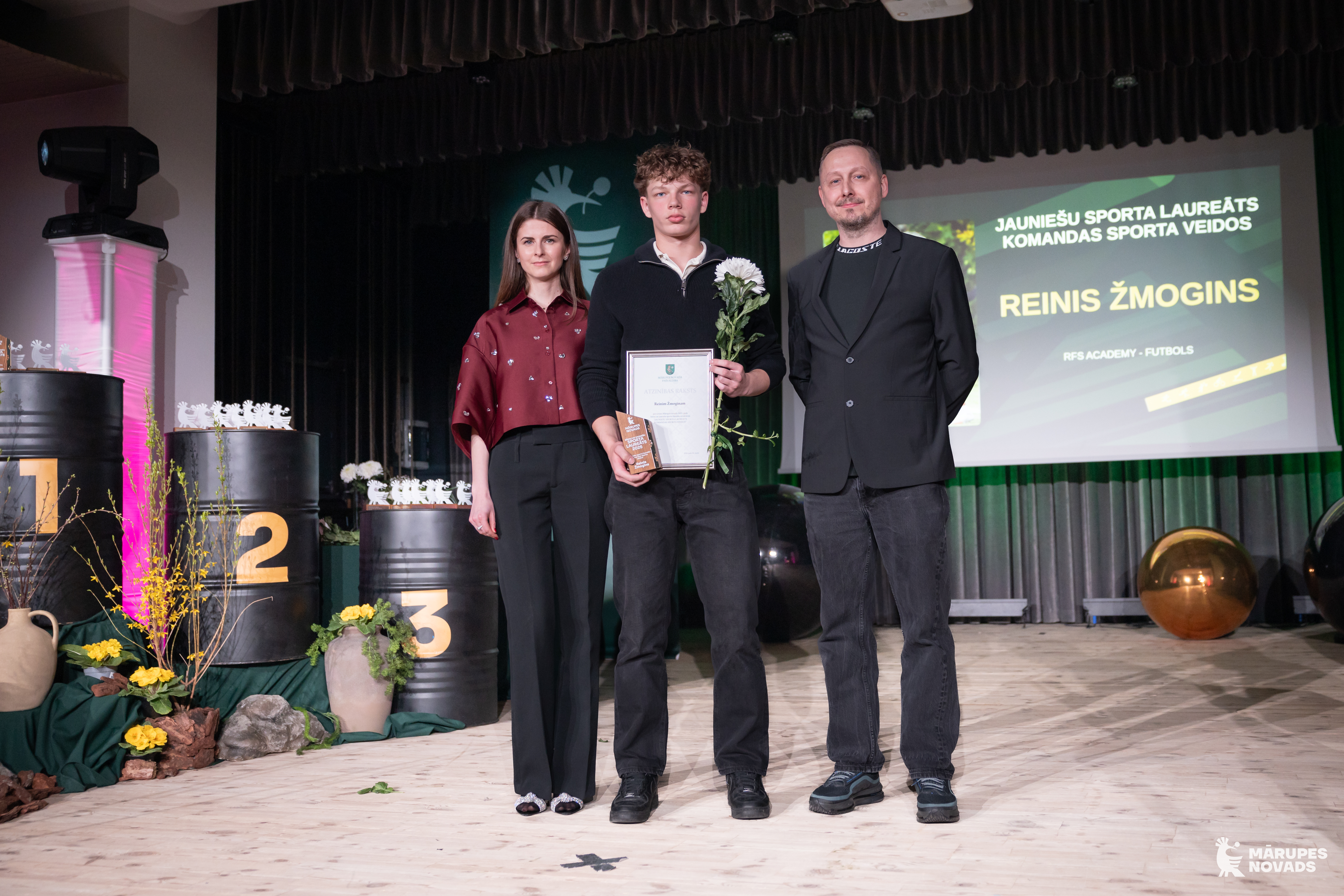 Cilvēki uz skatuves