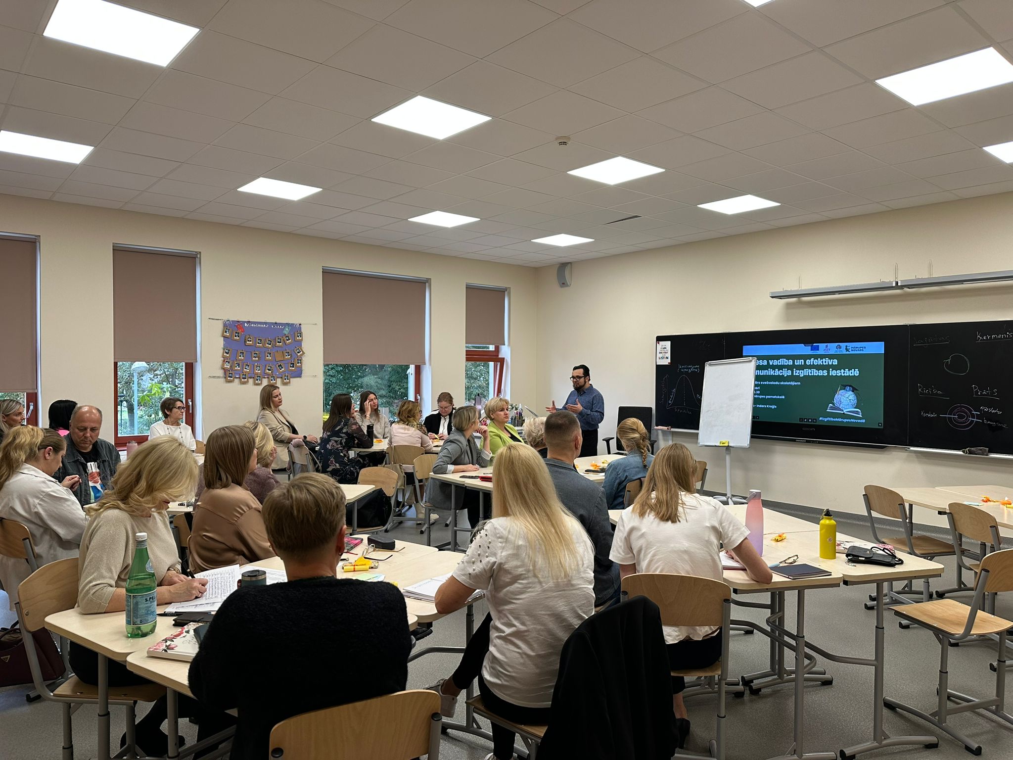 Daudz cilvēki klasē