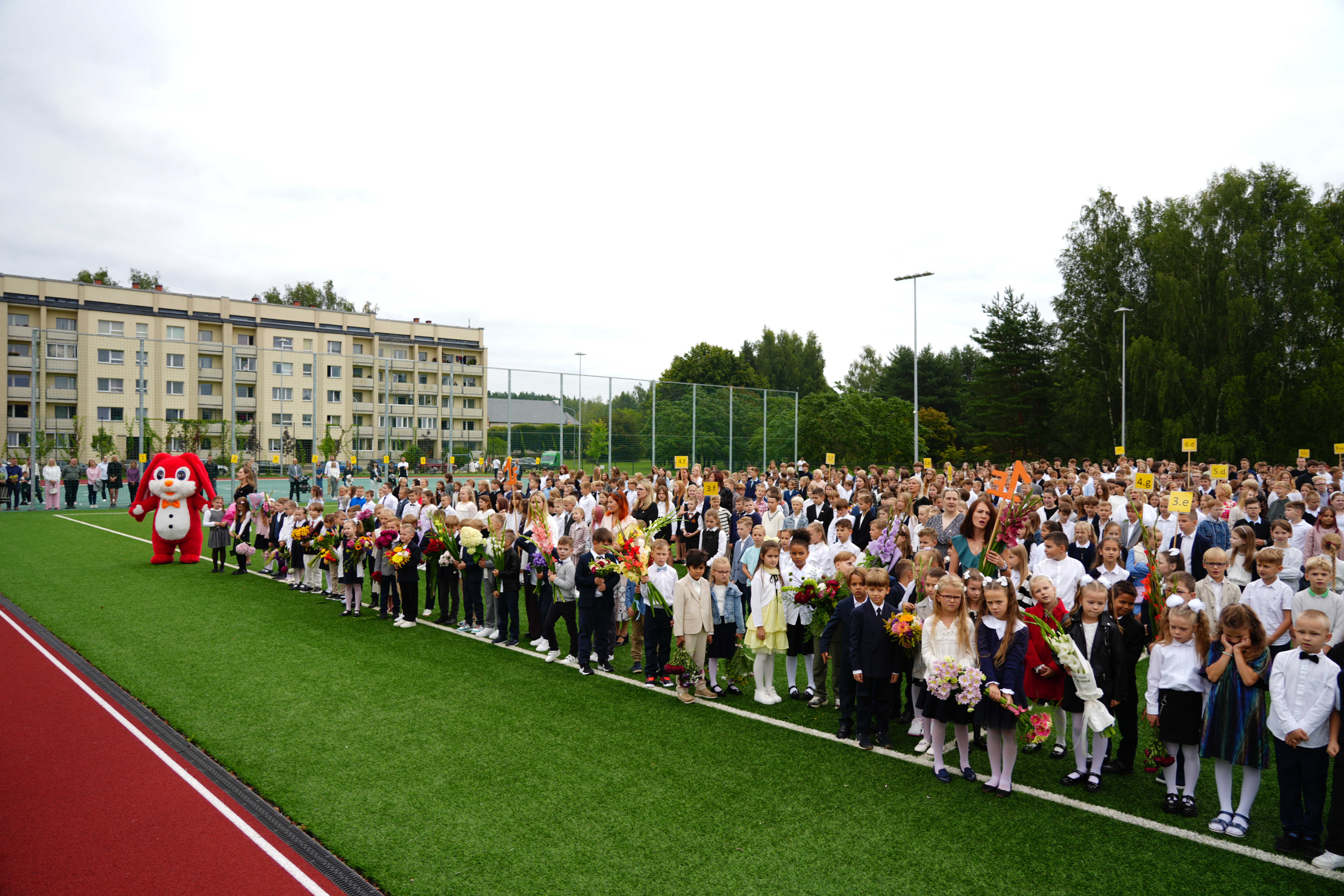 Daudz skolēni
