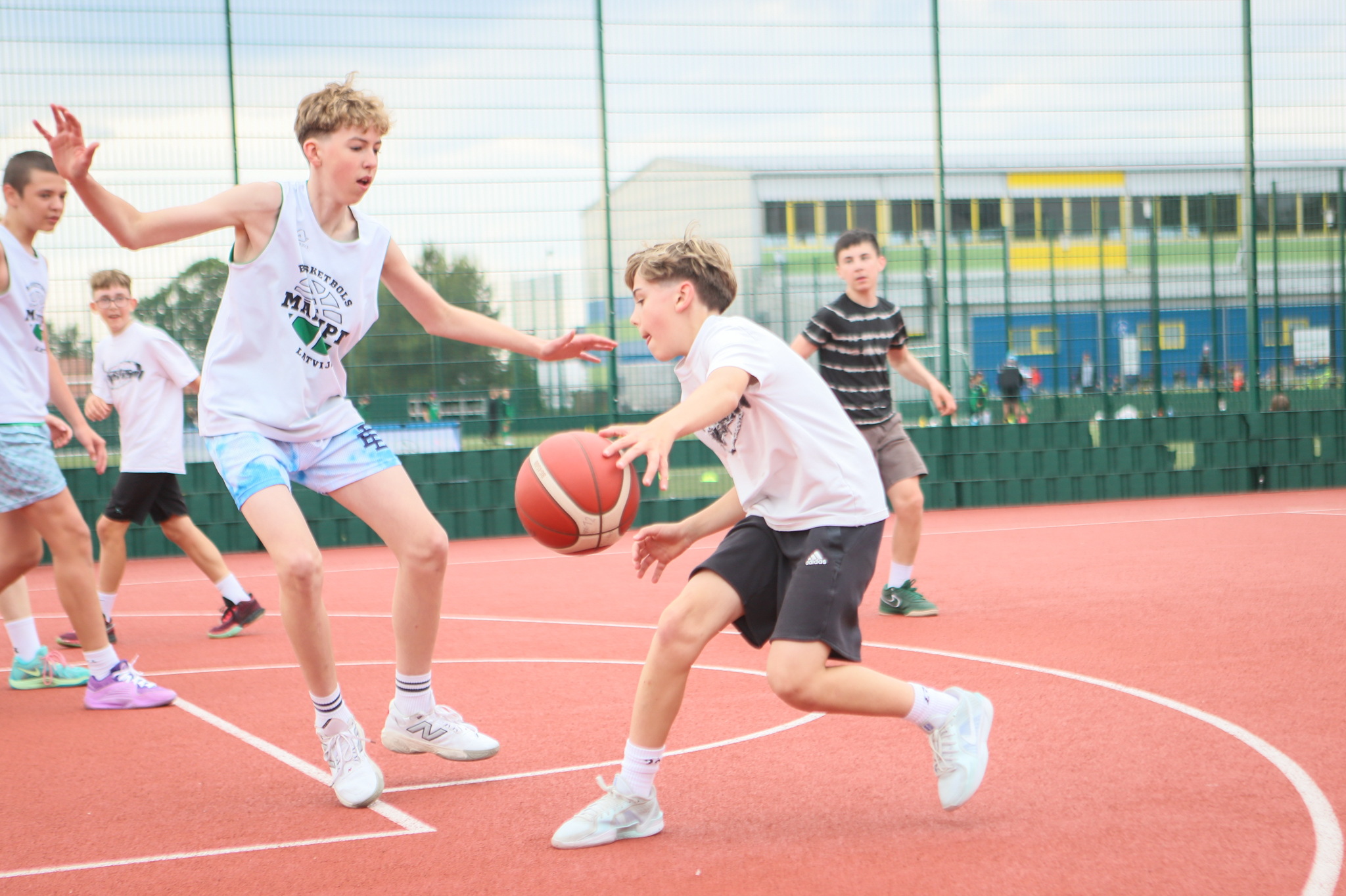 basketbolisti āra laukumā