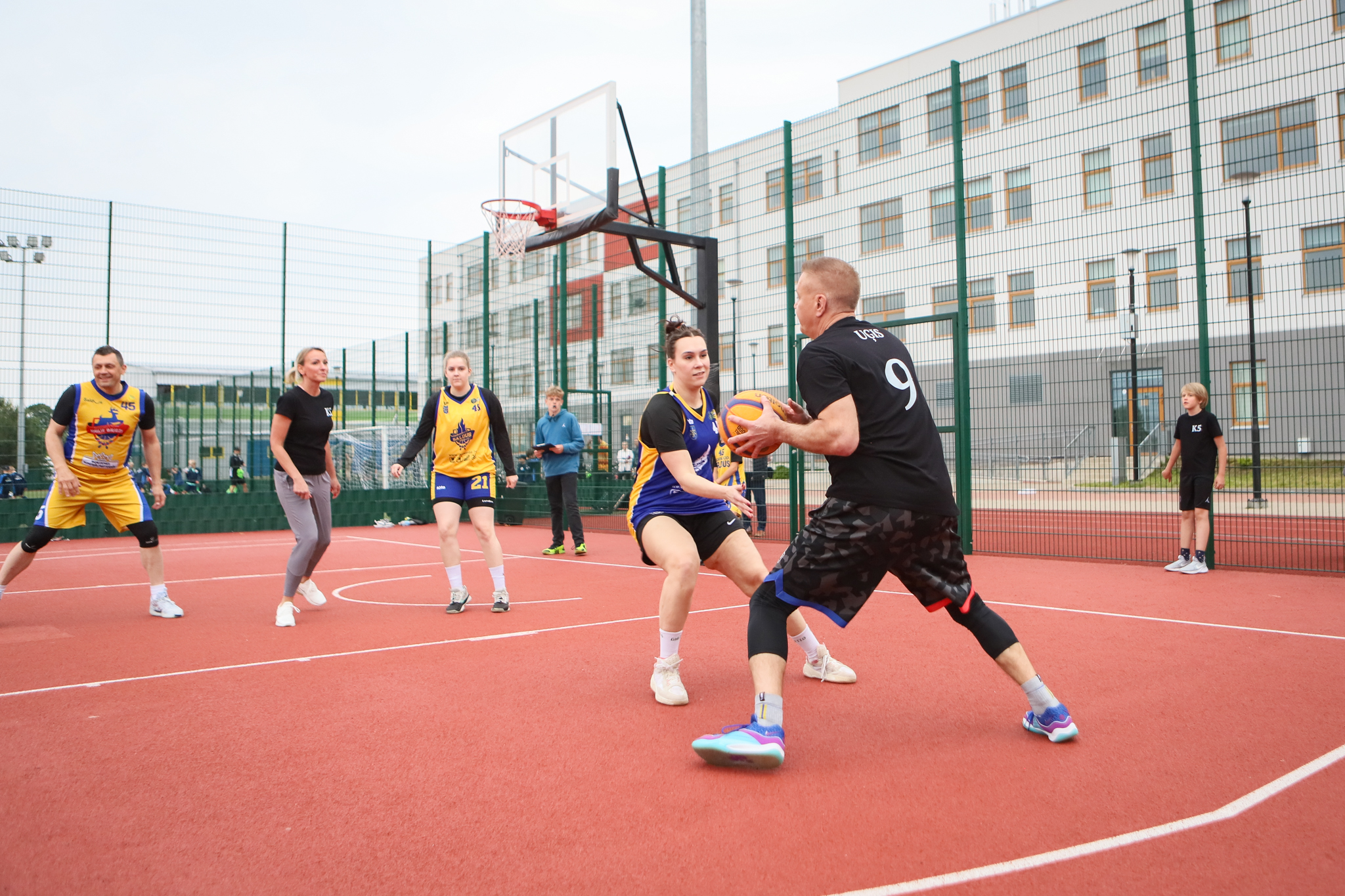 basketbolisti āra laukumā