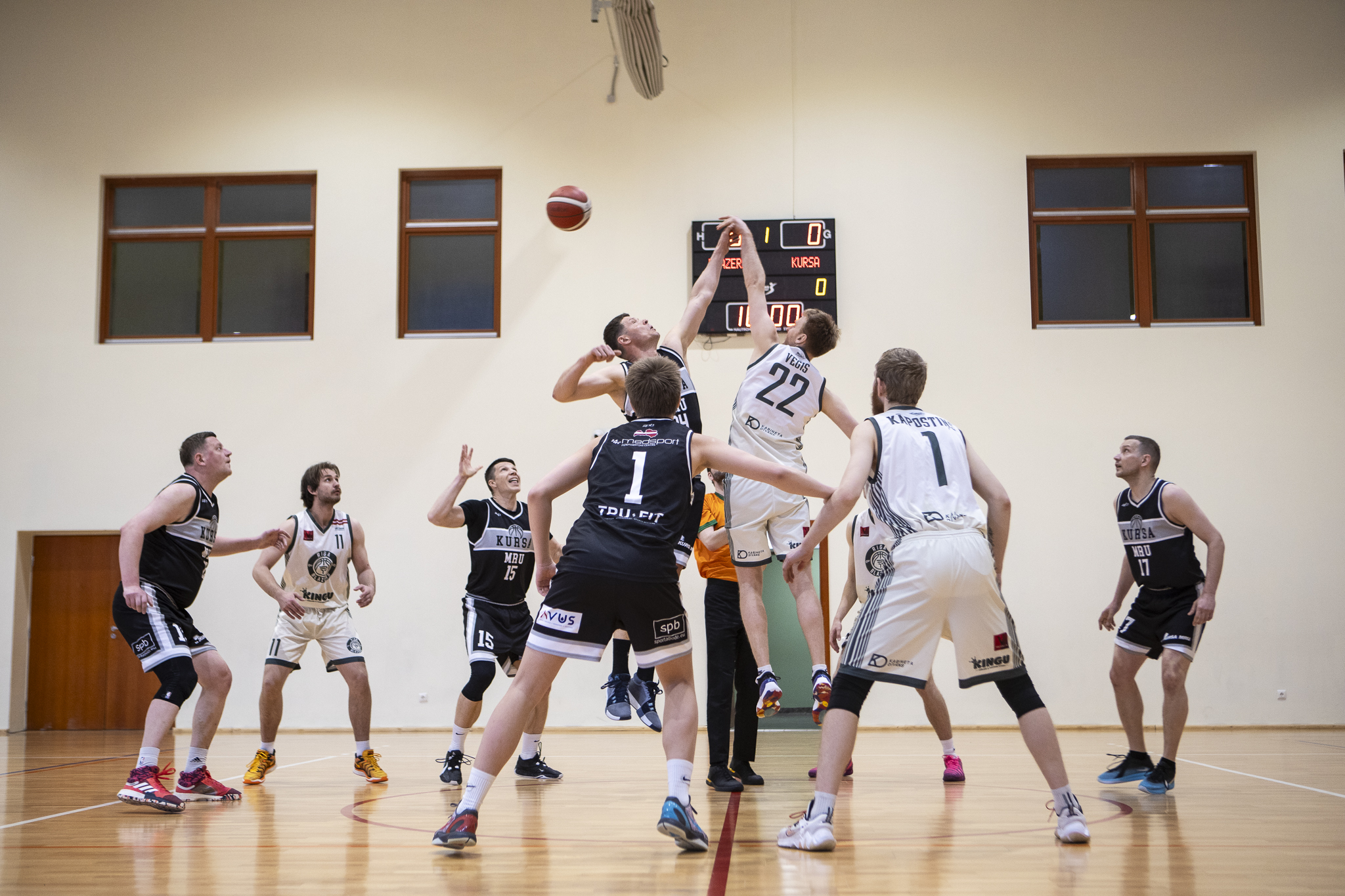 basketbola spēle zālē