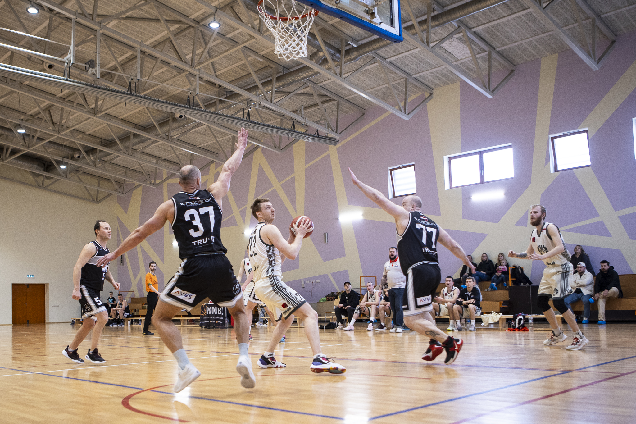 Basketbolisti spēlē zālē