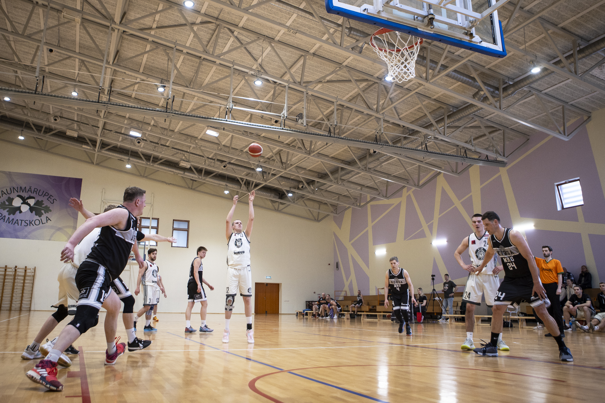 Basketbolisti spēlē zālē