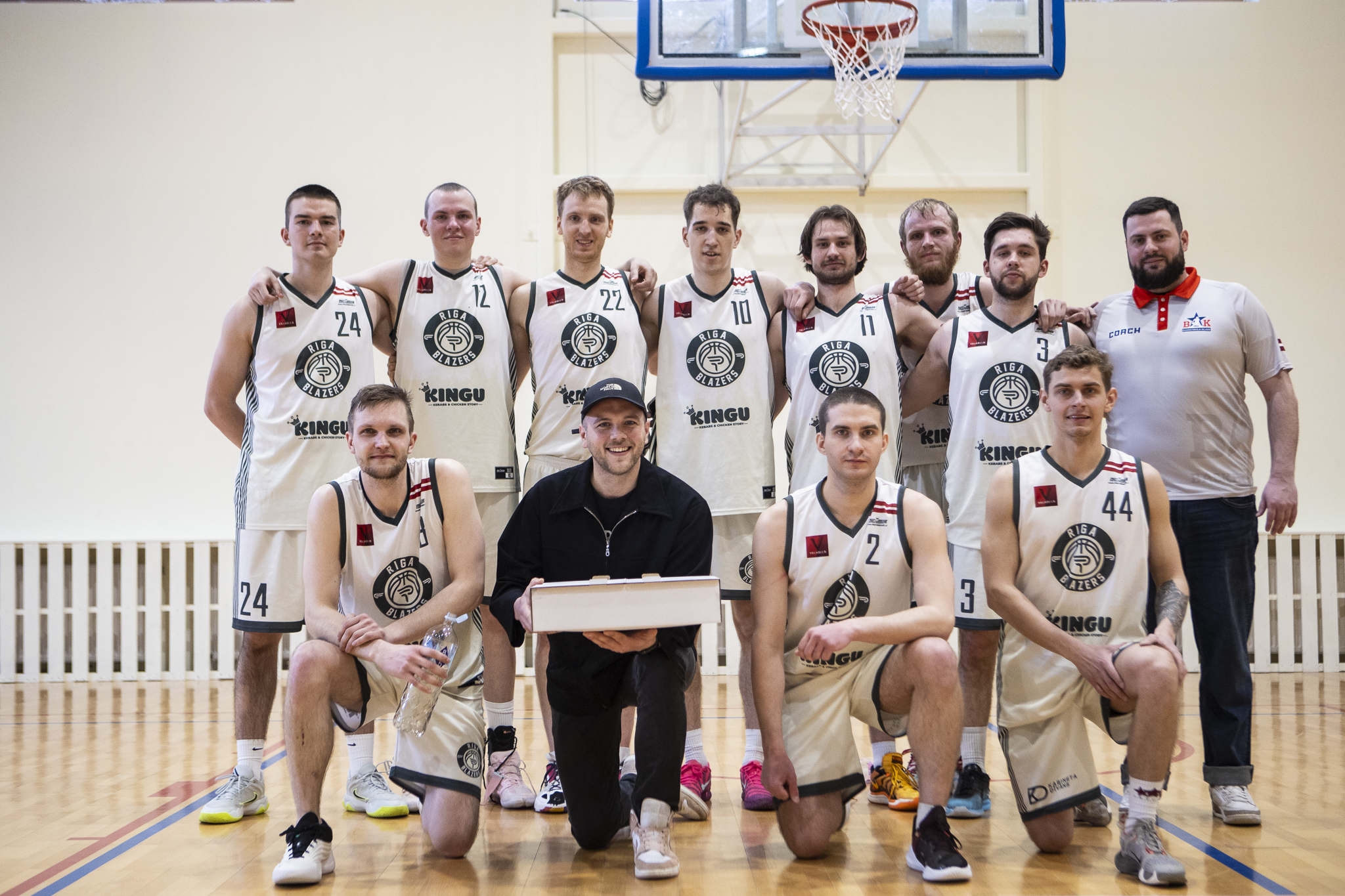 basketbola spēle zālē