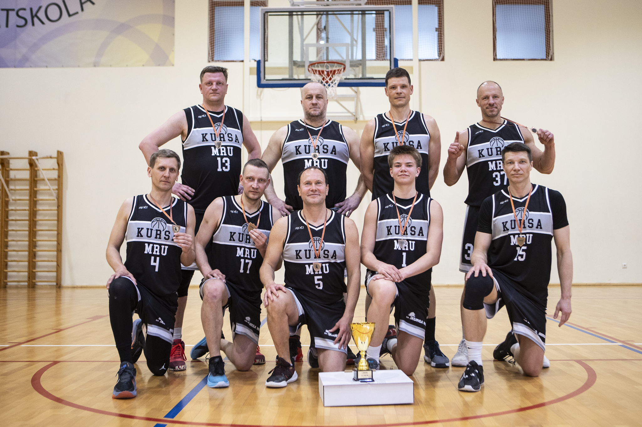 basketbola spēle zālē