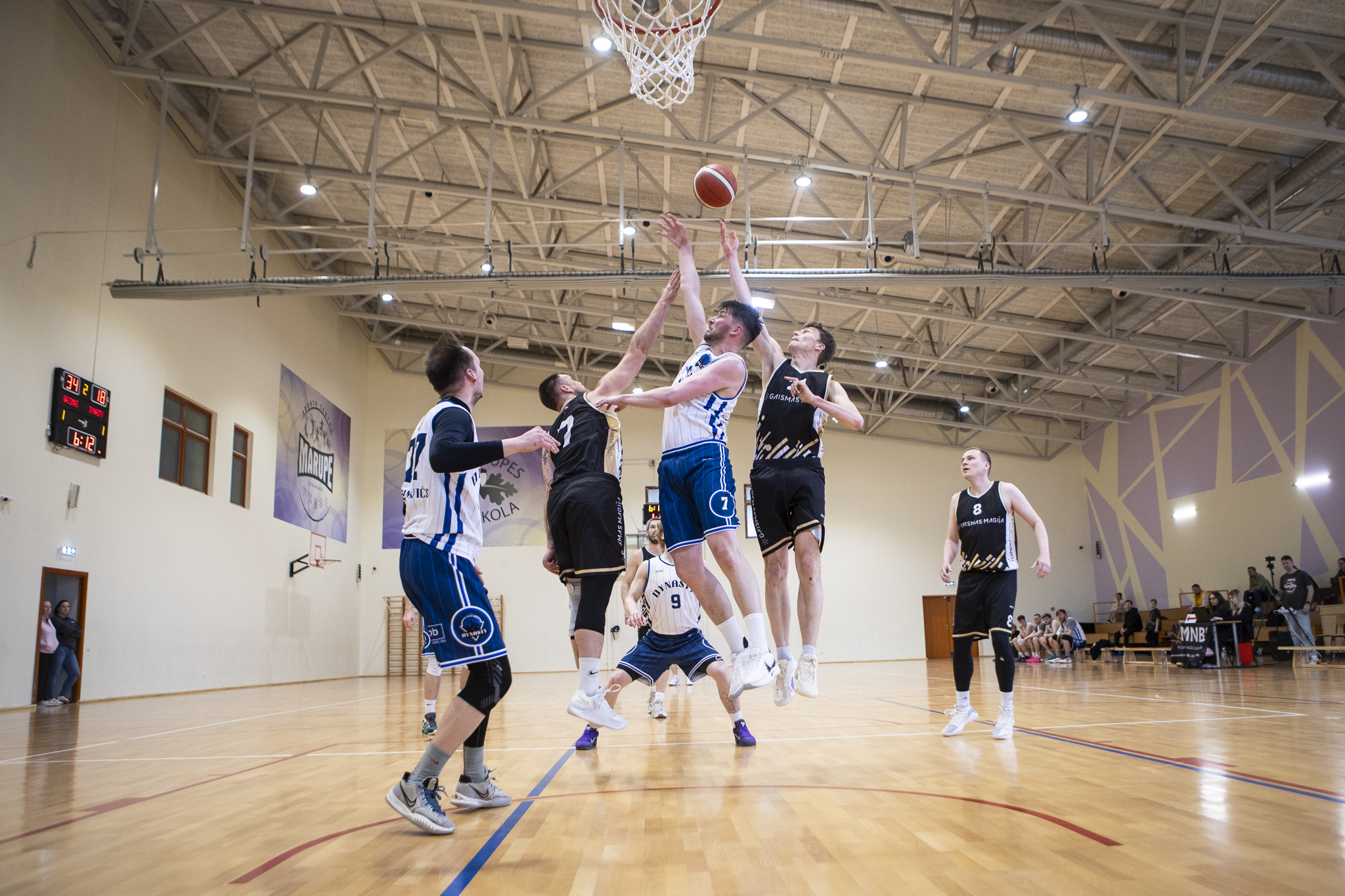 Basketbolisti spēlē zālē