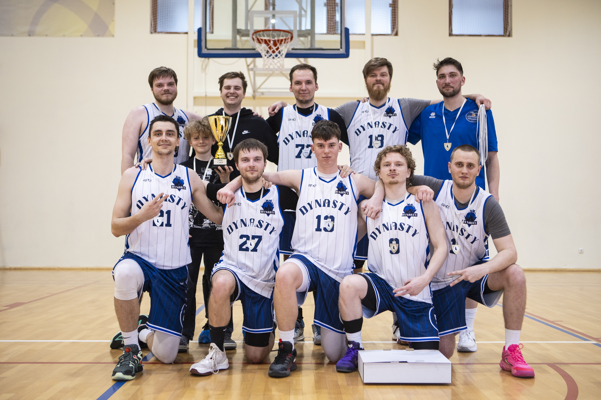 basketbola spēle zālē