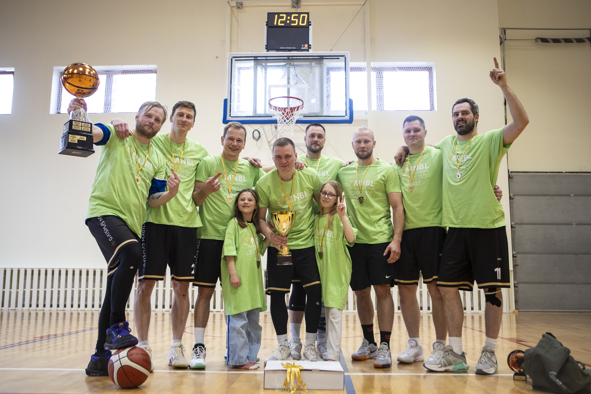 basketbola spēle zālē