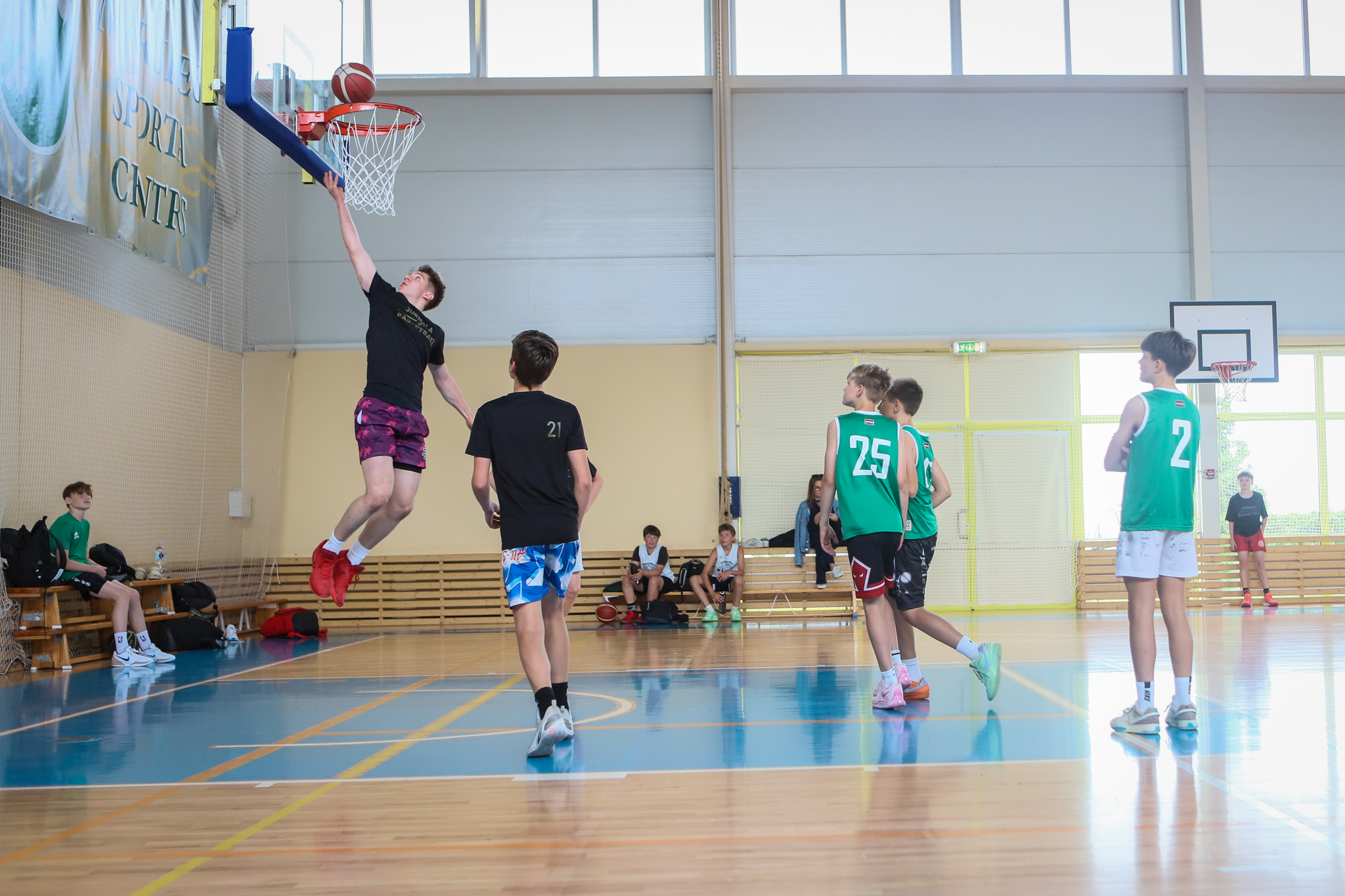 Basketbolisti spēlē zālē