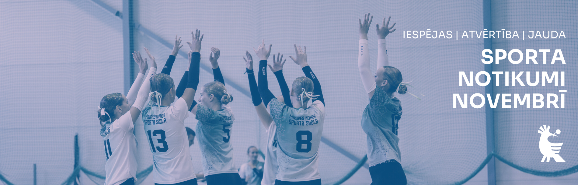 Volejbolistes ar paceltām rokām