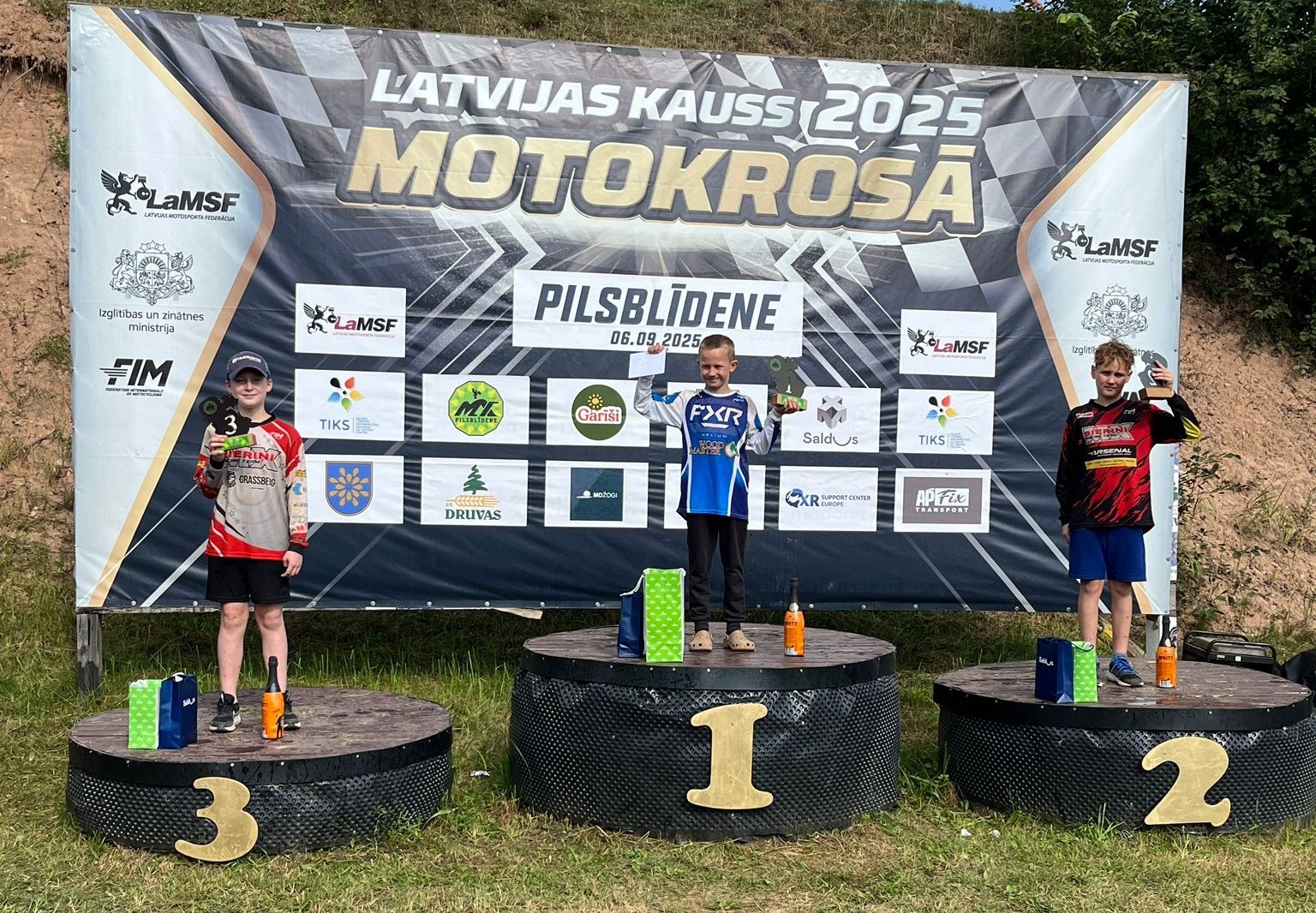 Puiši sportisti uz pjedestāla