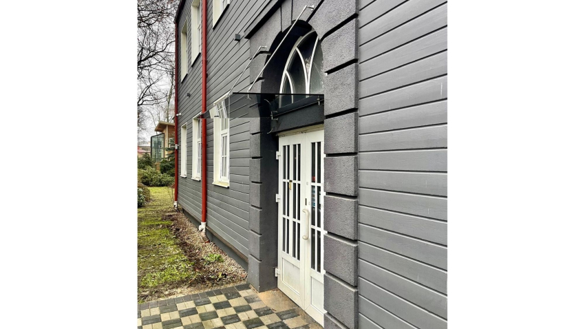 Stikla jumtiņi virs durvīm