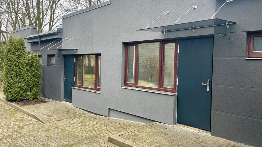 Stikla jumtiņi virs durvīm