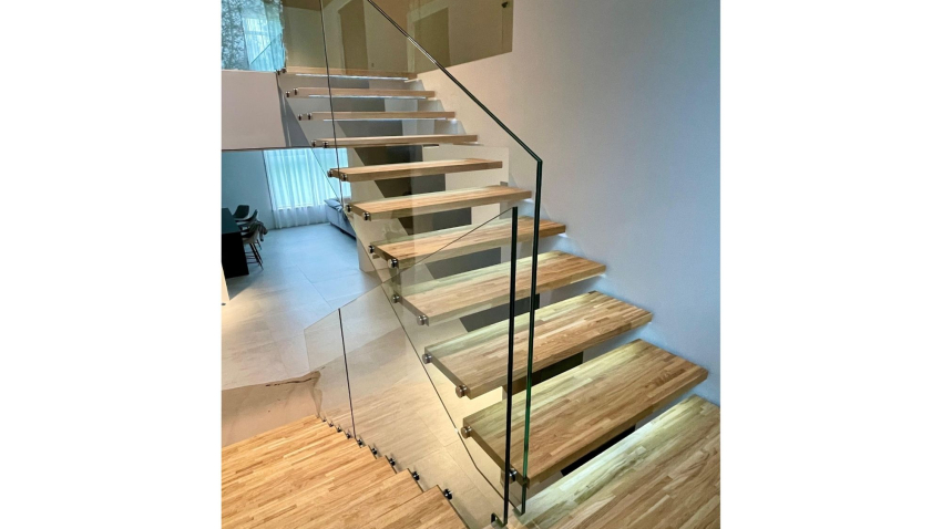 Stikla margas iekštelpu kāpnēm