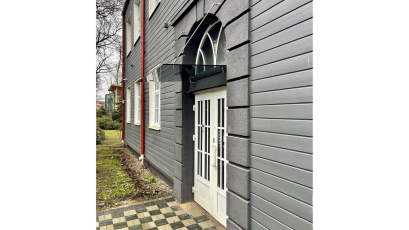 Stikla jumtiņi virs durvīm