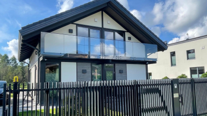 Moderns stikla balkons