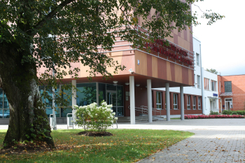 Kultūrizglītības centra ēka vasarā