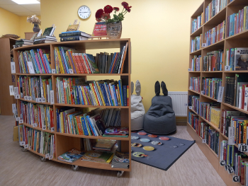 Grāmatplaukti bibliotēkas telpās