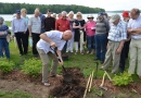 Mārupieši stāda ozolu Likteņdārzā, 20.05.2014.