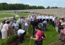 Mārupieši stāda ozolu Likteņdārzā, 20.05.2014.